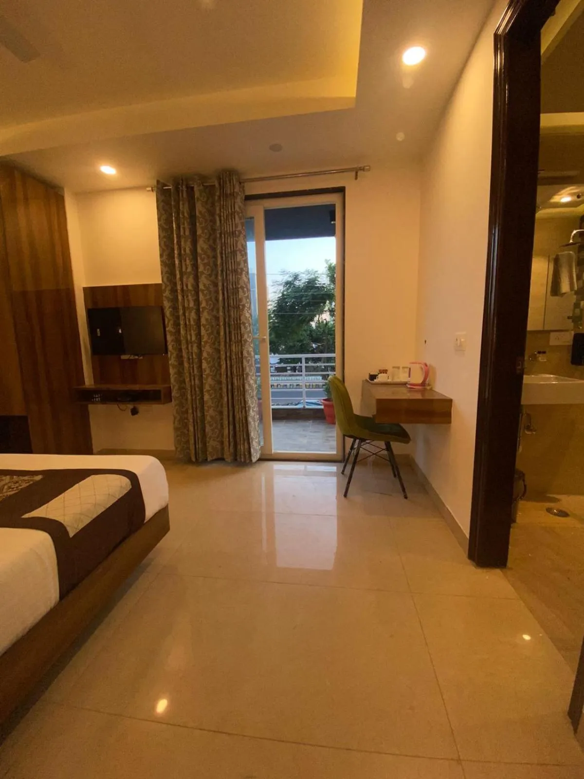 Bedroom, Bed in Posh Residency Artemis Hospital Road Gurgaon