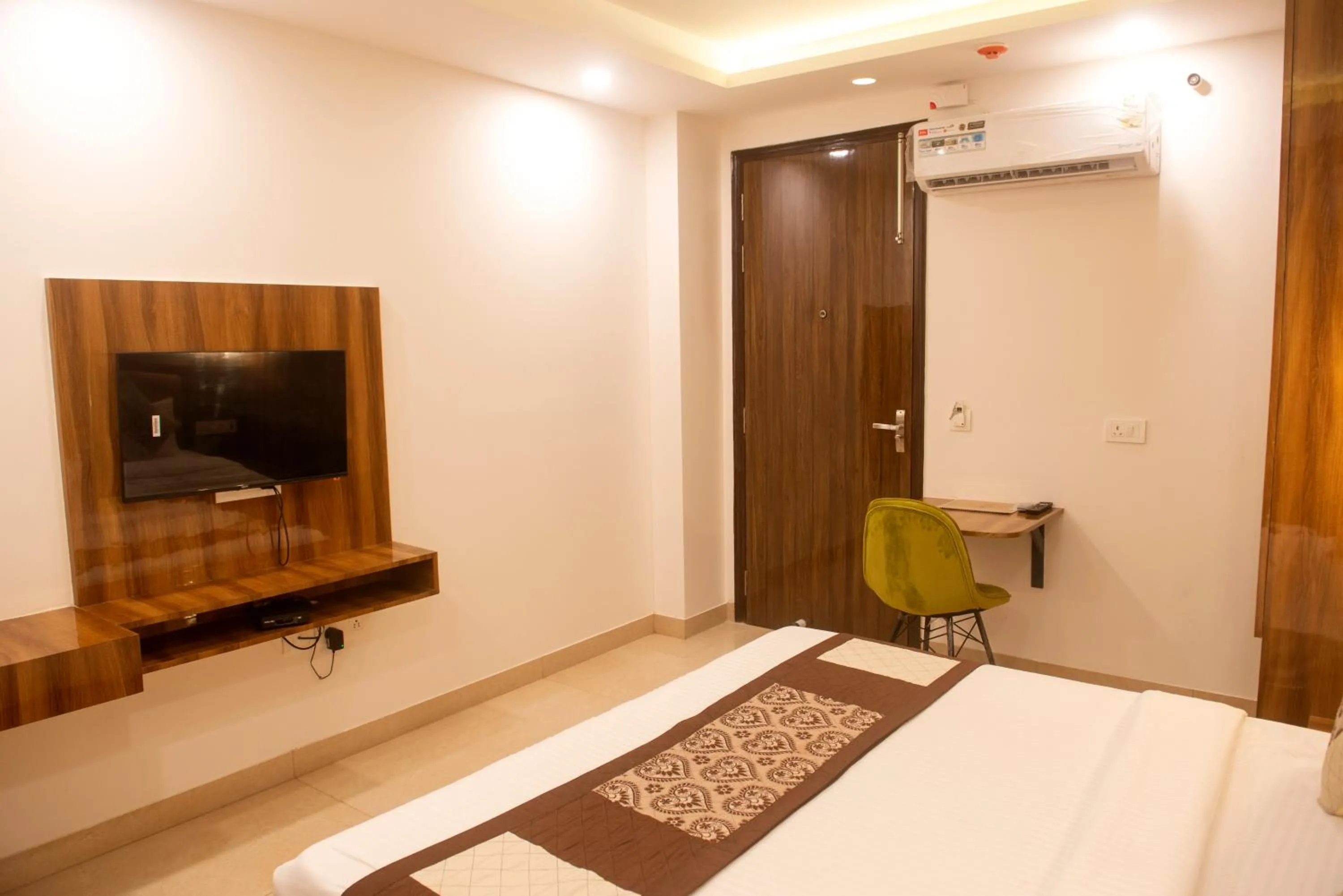 air conditioner, Bed in Posh Residency Artemis Hospital Road Gurgaon