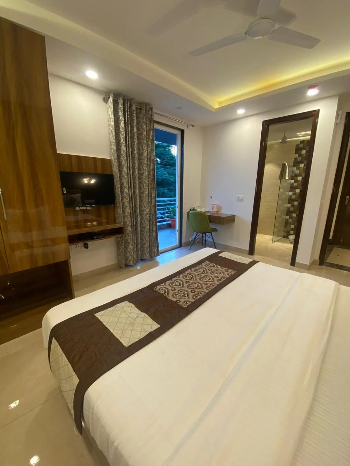 Bedroom, Bed in Posh Residency Artemis Hospital Road Gurgaon