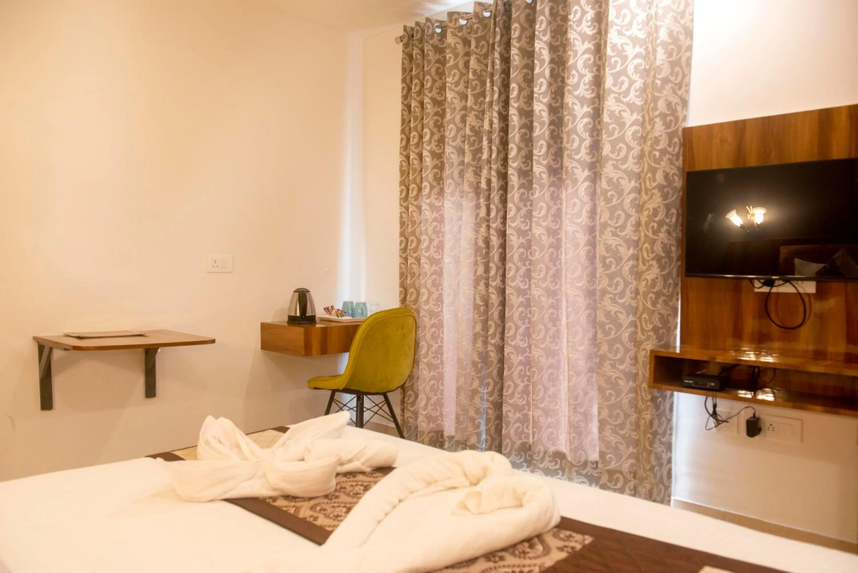 Bed in Posh Residency Artemis Hospital Road Gurgaon