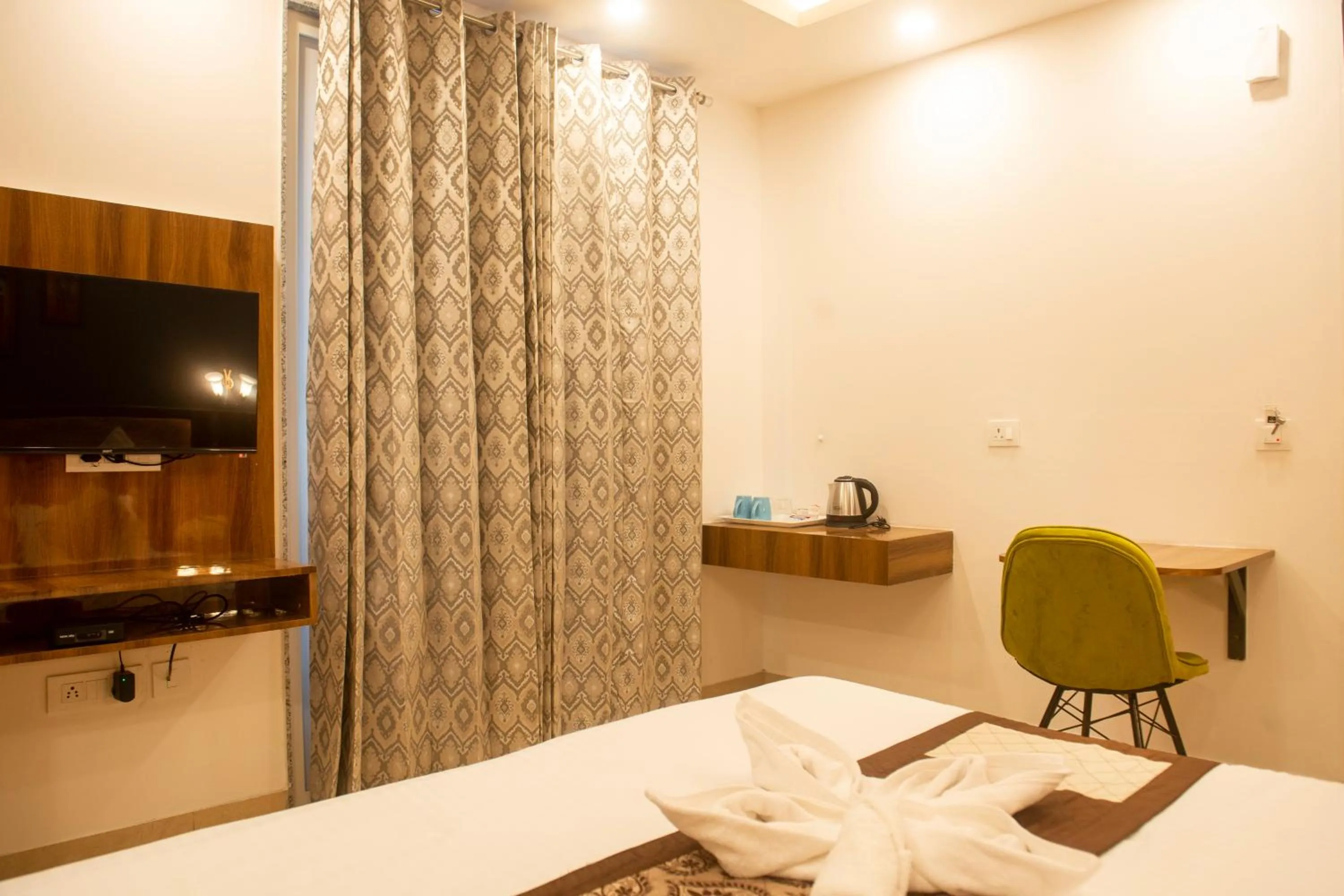 Bed in Posh Residency Artemis Hospital Road Gurgaon