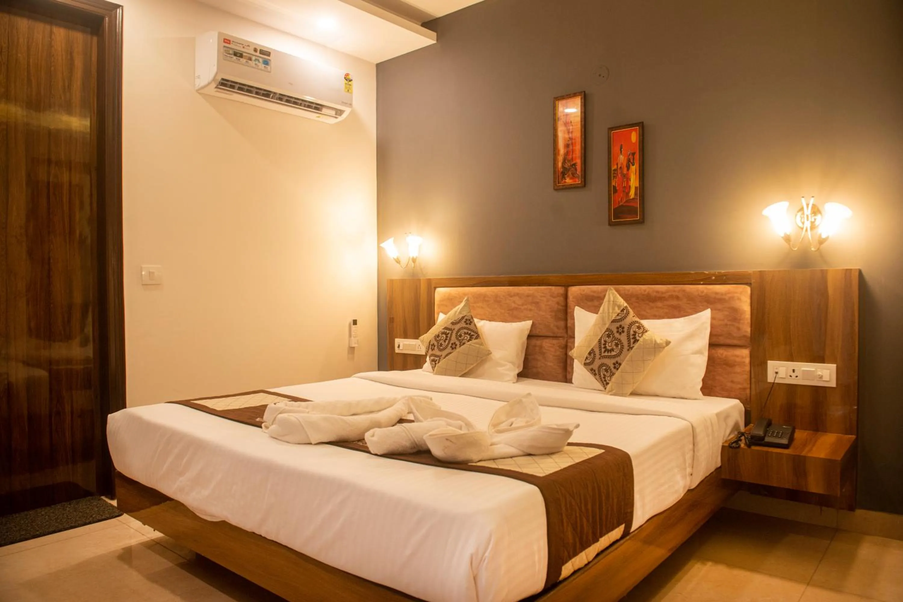 Photo of the whole room, Bed in Posh Residency Artemis Hospital Road Gurgaon