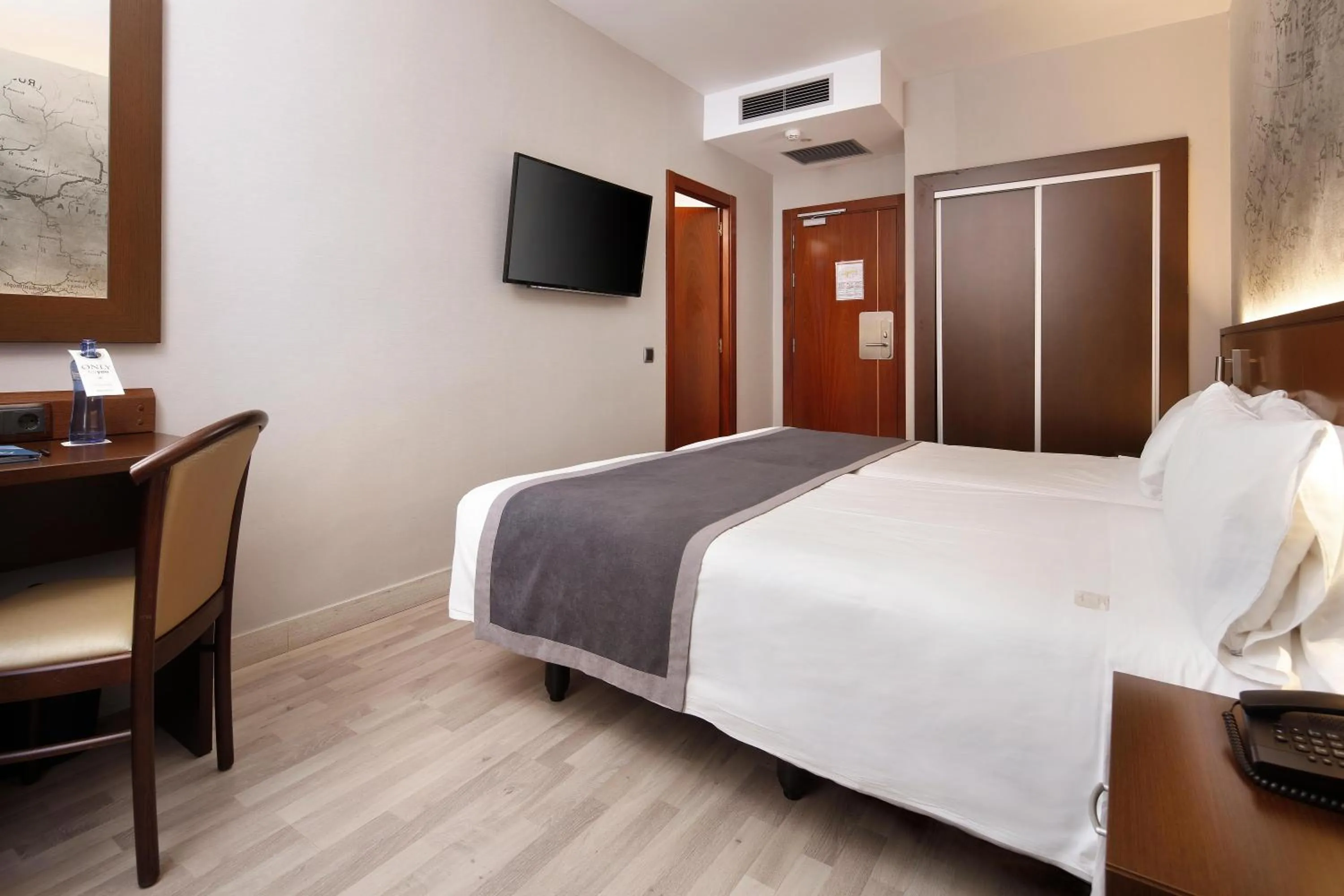 Photo of the whole room, Bed in HCC Taber