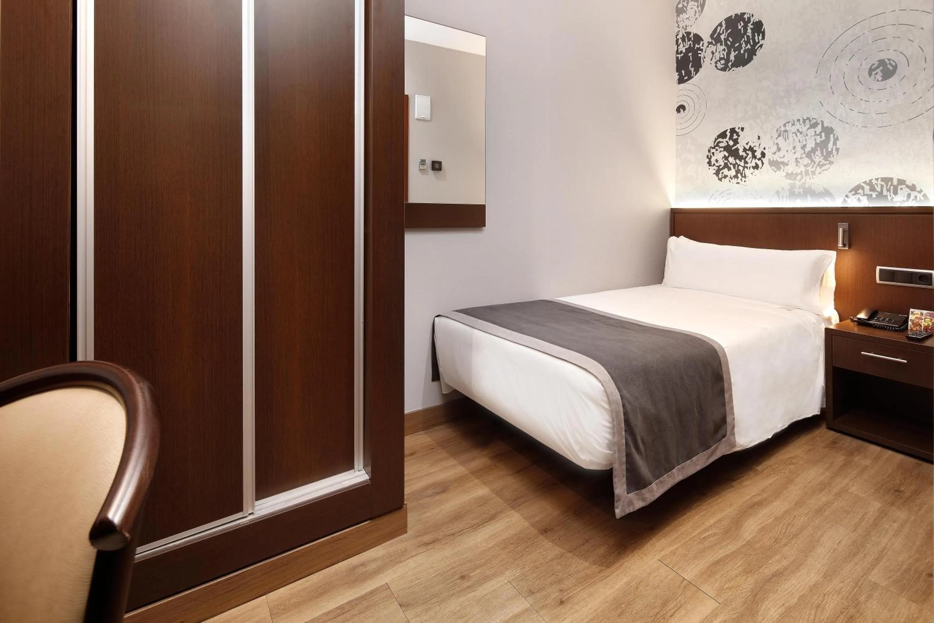 Photo of the whole room, Bed in HCC Taber