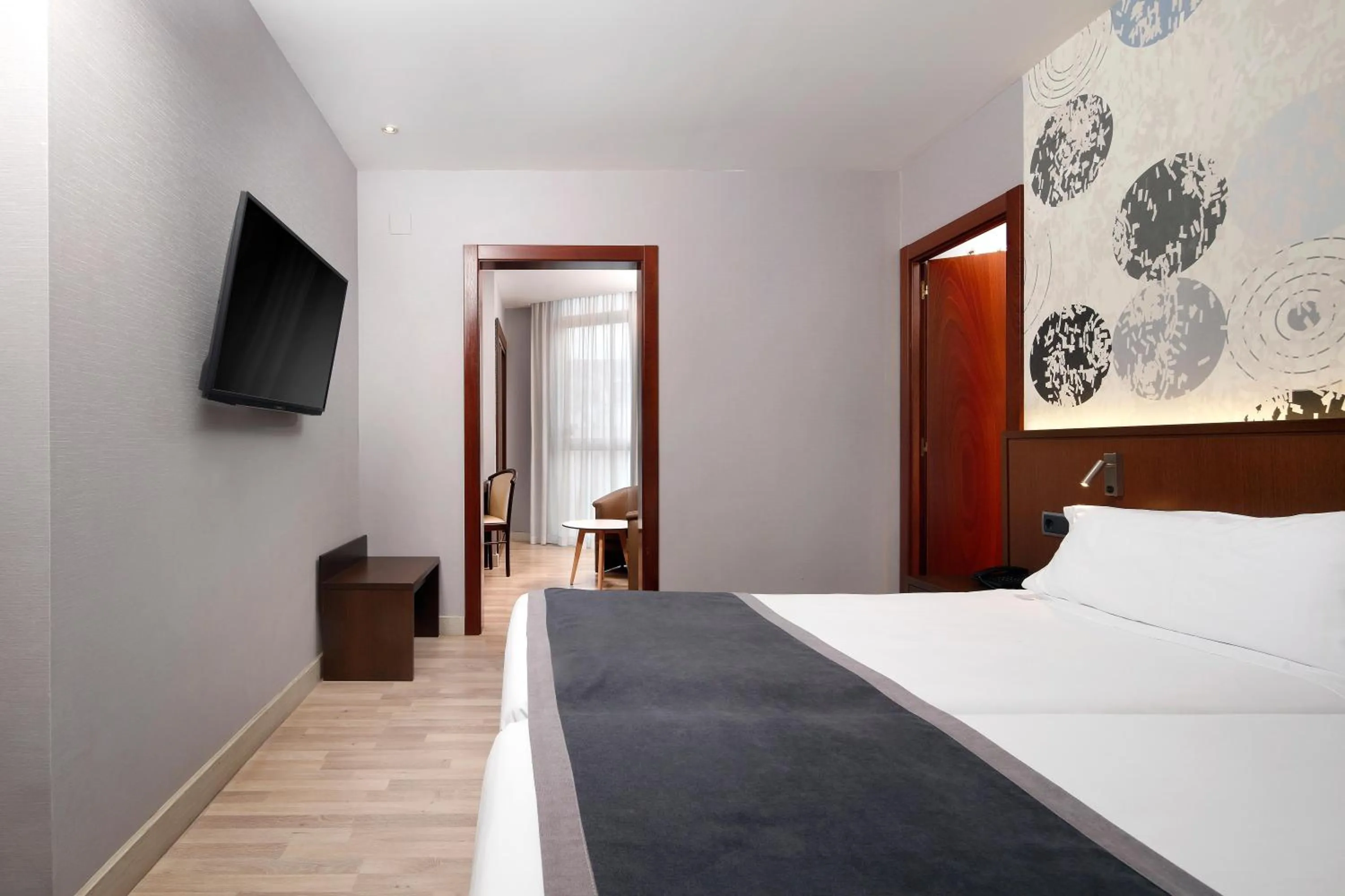 Photo of the whole room, Bed in HCC Taber