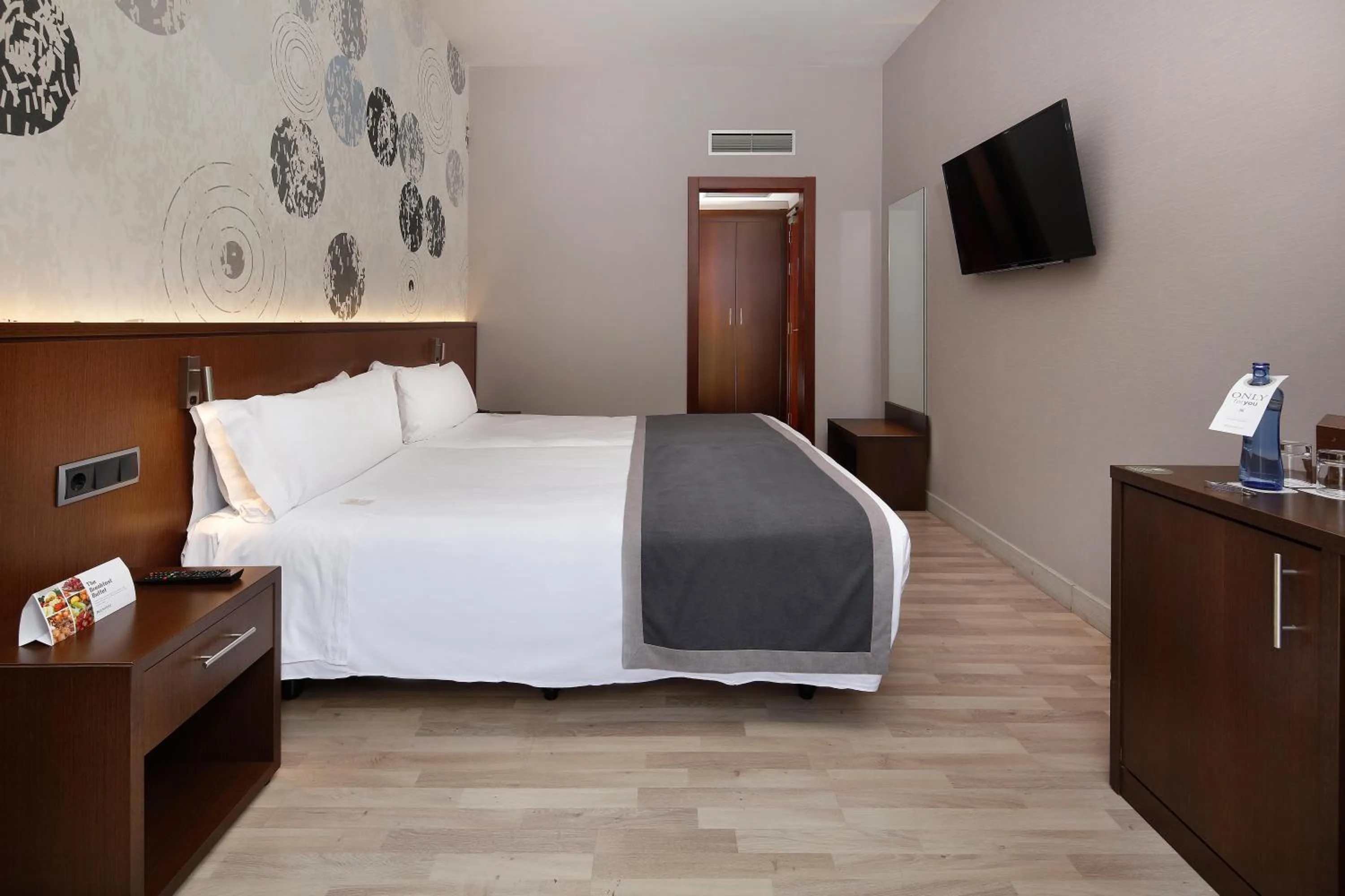 Photo of the whole room, Bed in HCC Taber