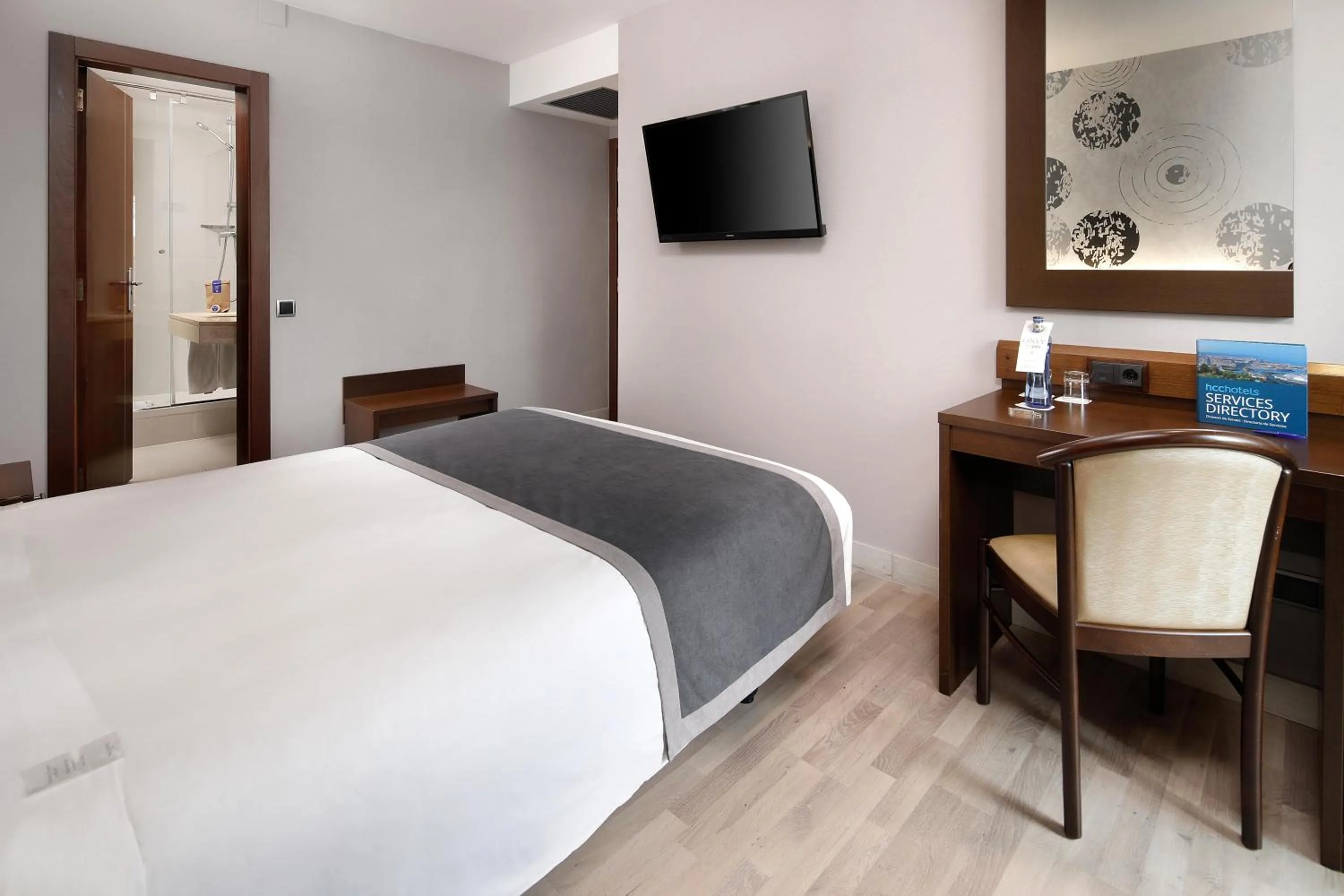 Photo of the whole room, Bed in HCC Taber