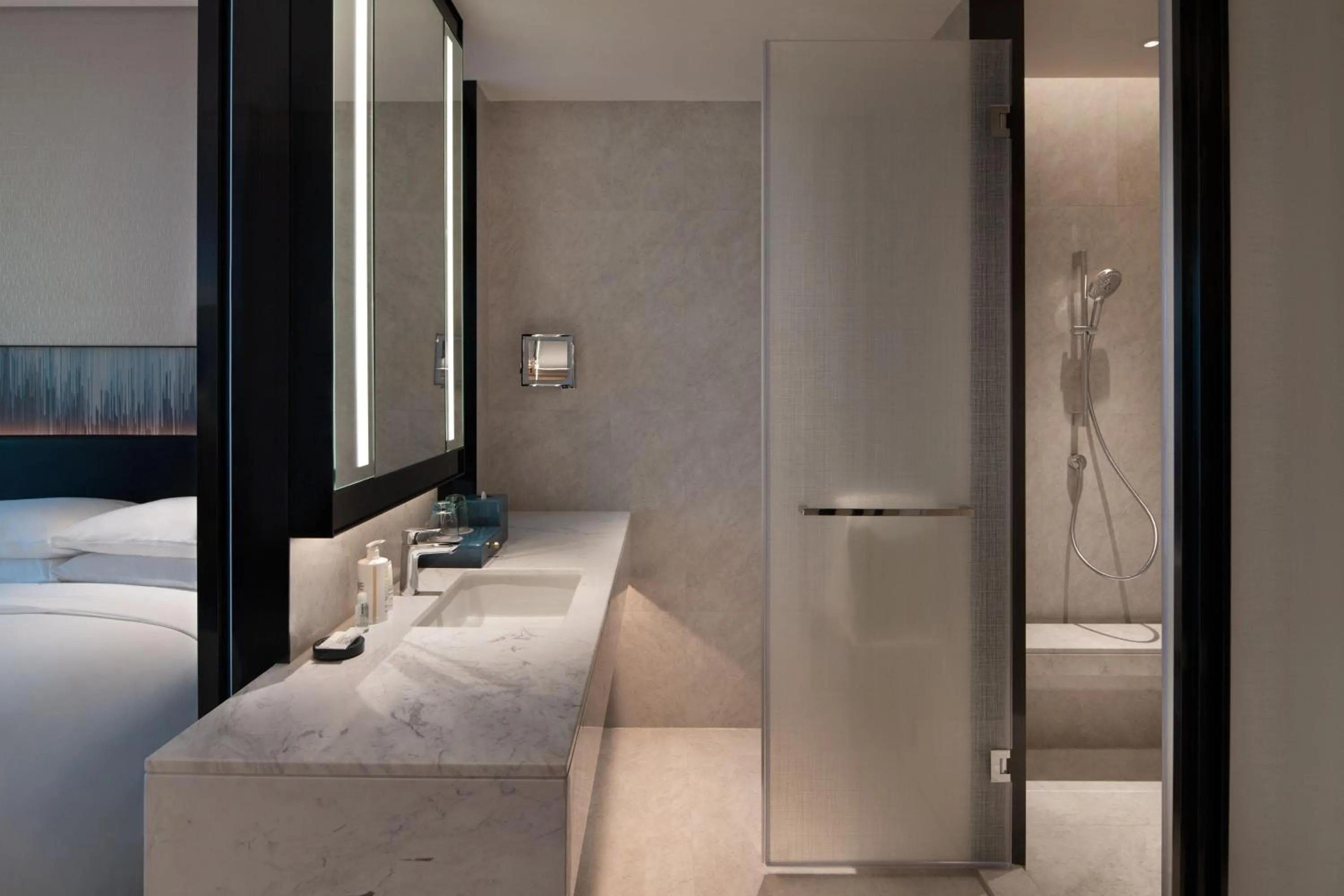 Bathroom, Bed in Guangzhou Marriott Hotel Nansha