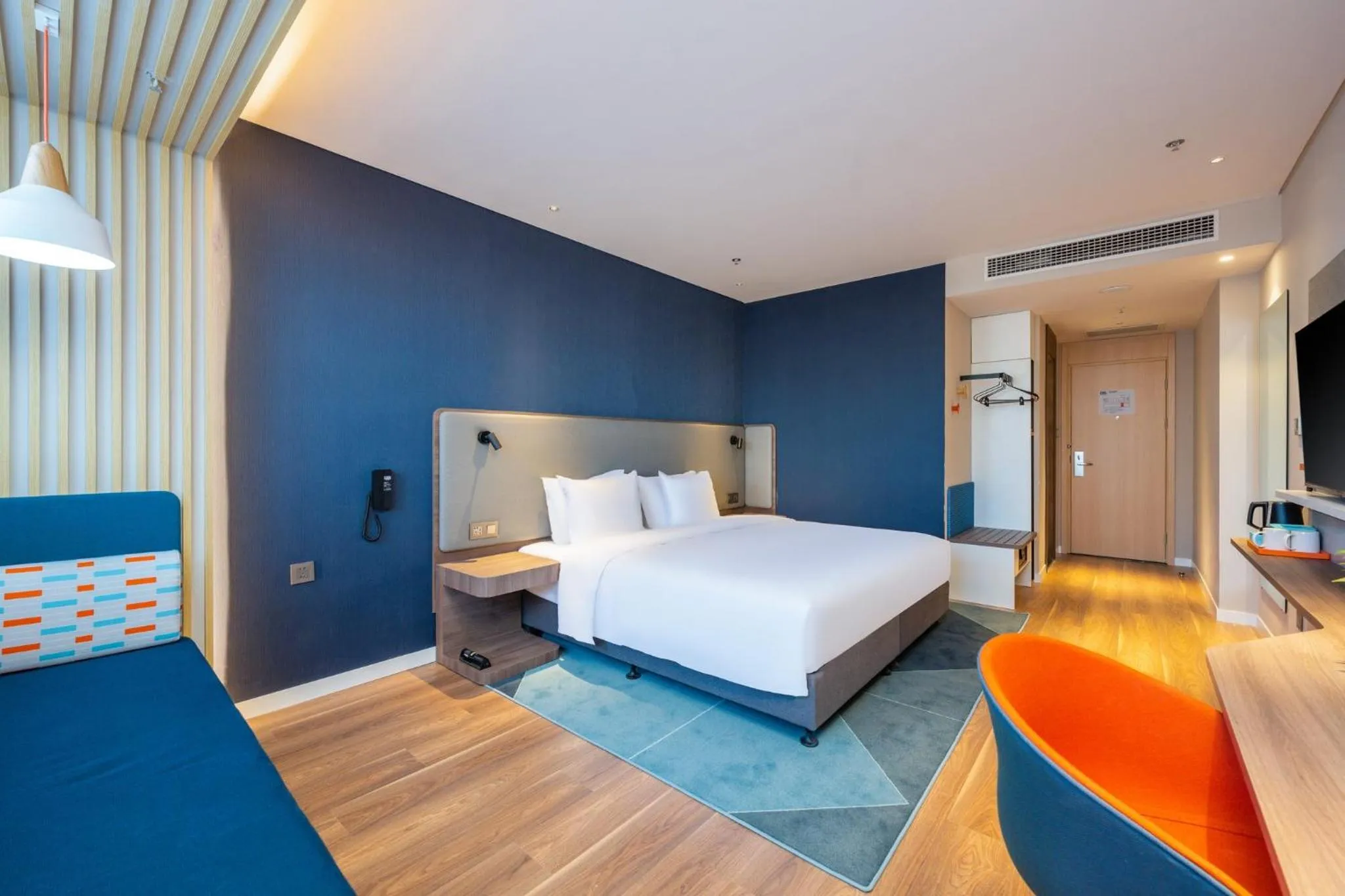 Photo of the whole room, Bed in Holiday Inn Express Xinji City Center by IHG