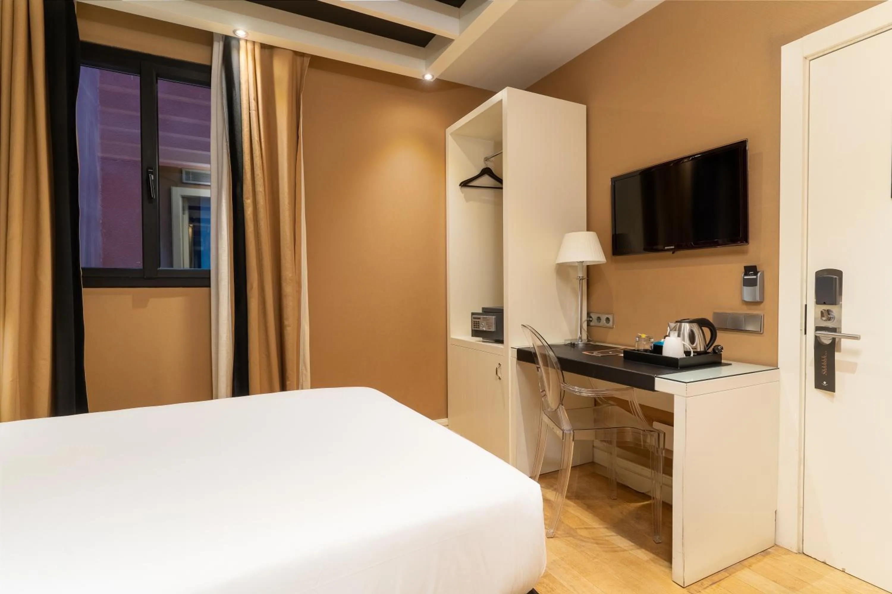 Photo of the whole room, Bed in U232 Hotel