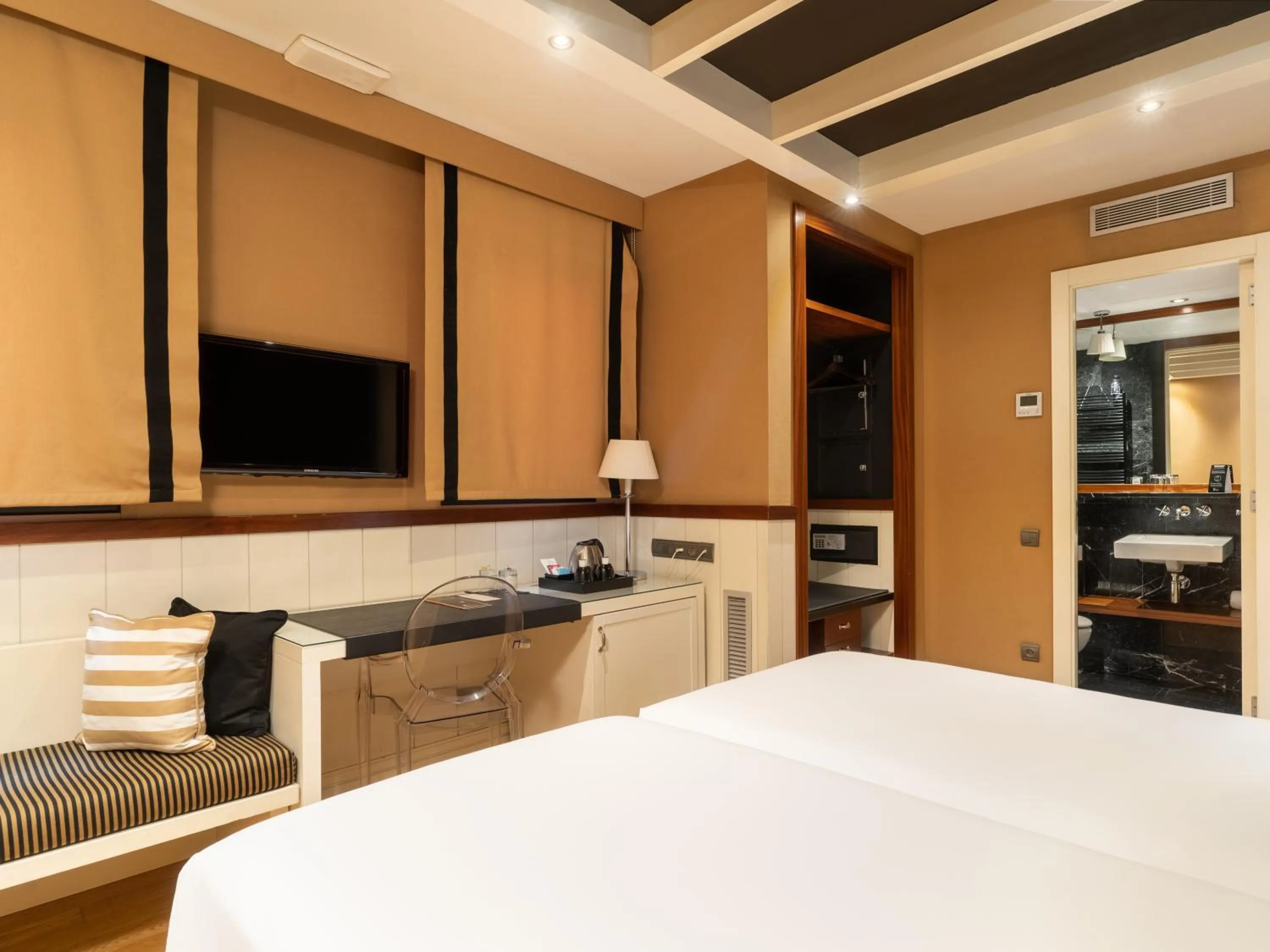 TV and multimedia, Bed in U232 Hotel