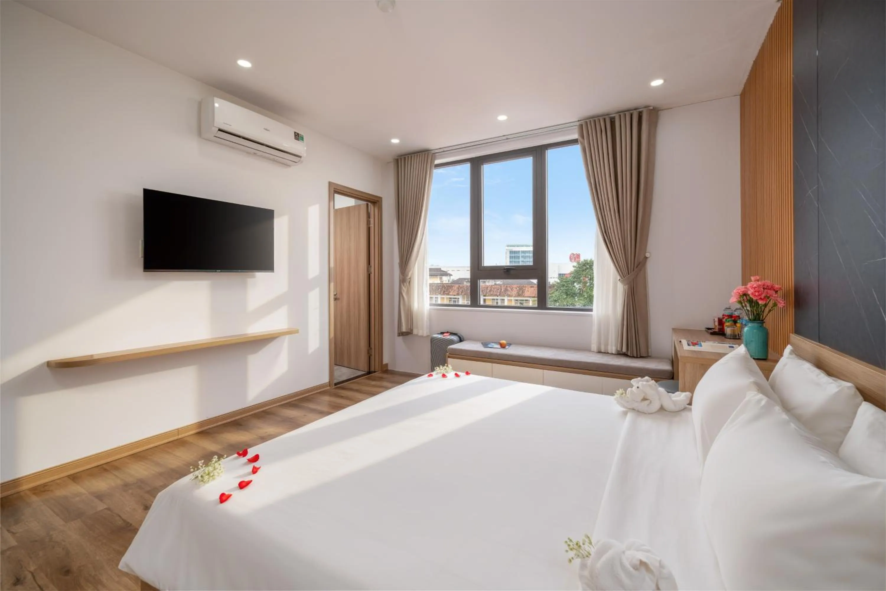 Photo of the whole room, Bed in KLY Hotel