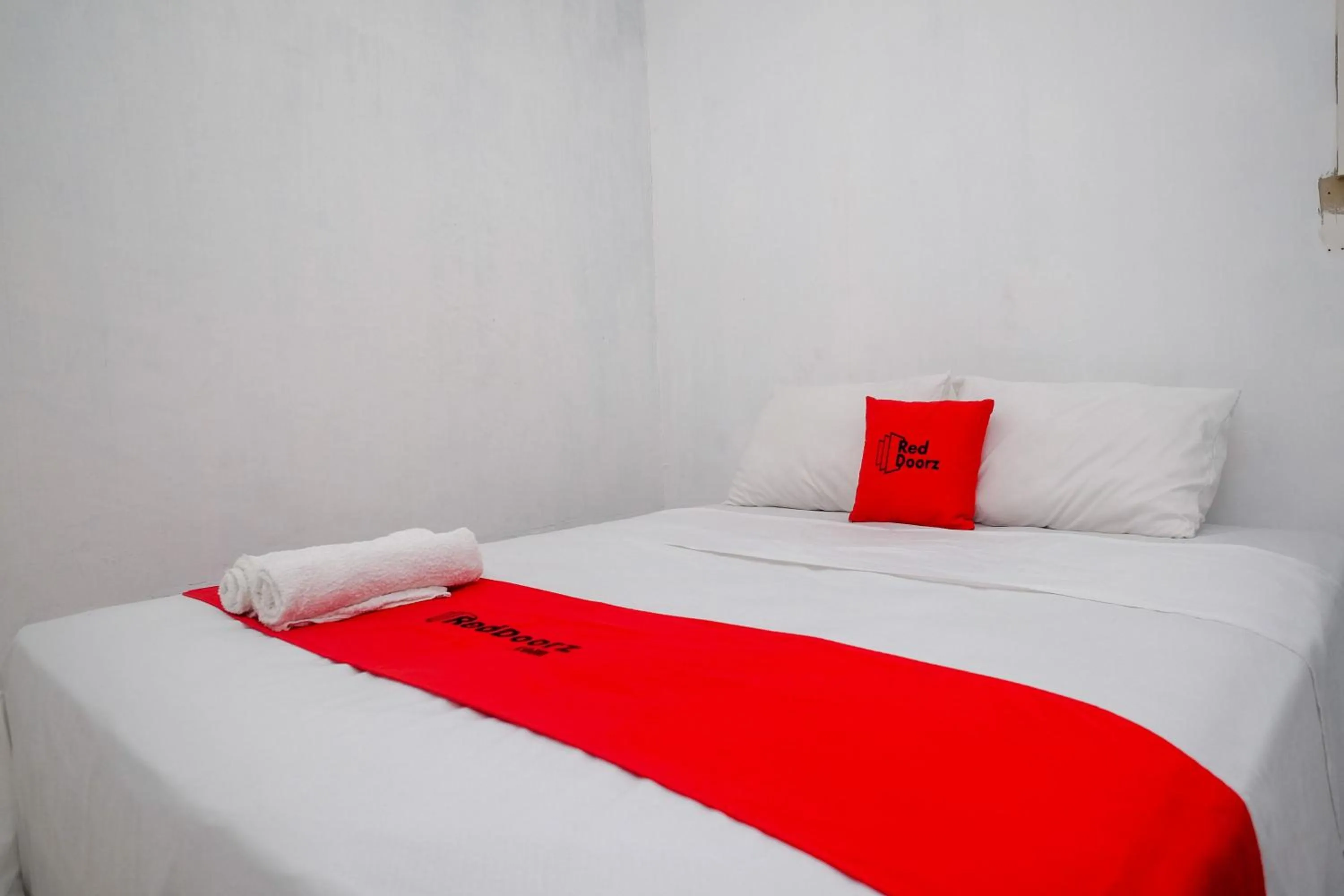 Bedroom, Bed in RedDoorz near De La Salle Manado