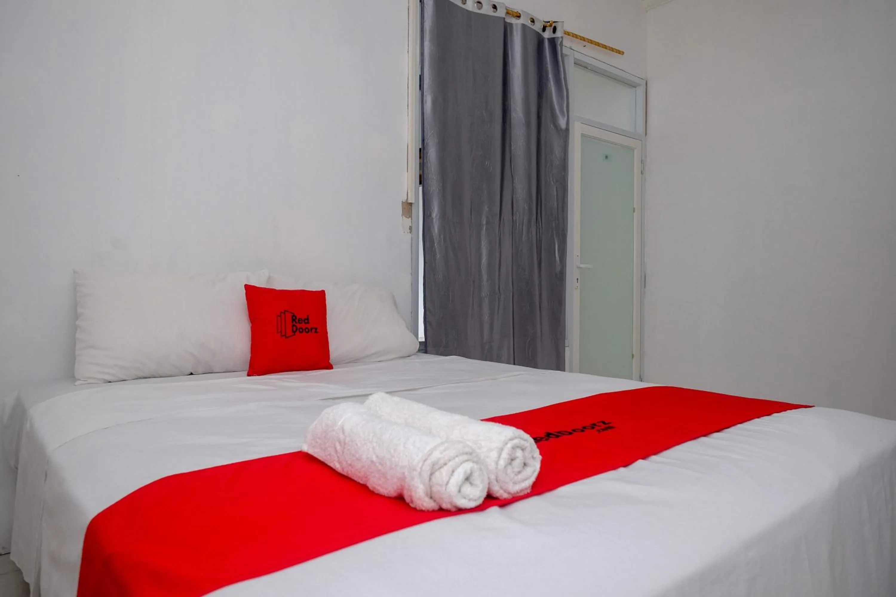 Bedroom, Bed in RedDoorz near De La Salle Manado