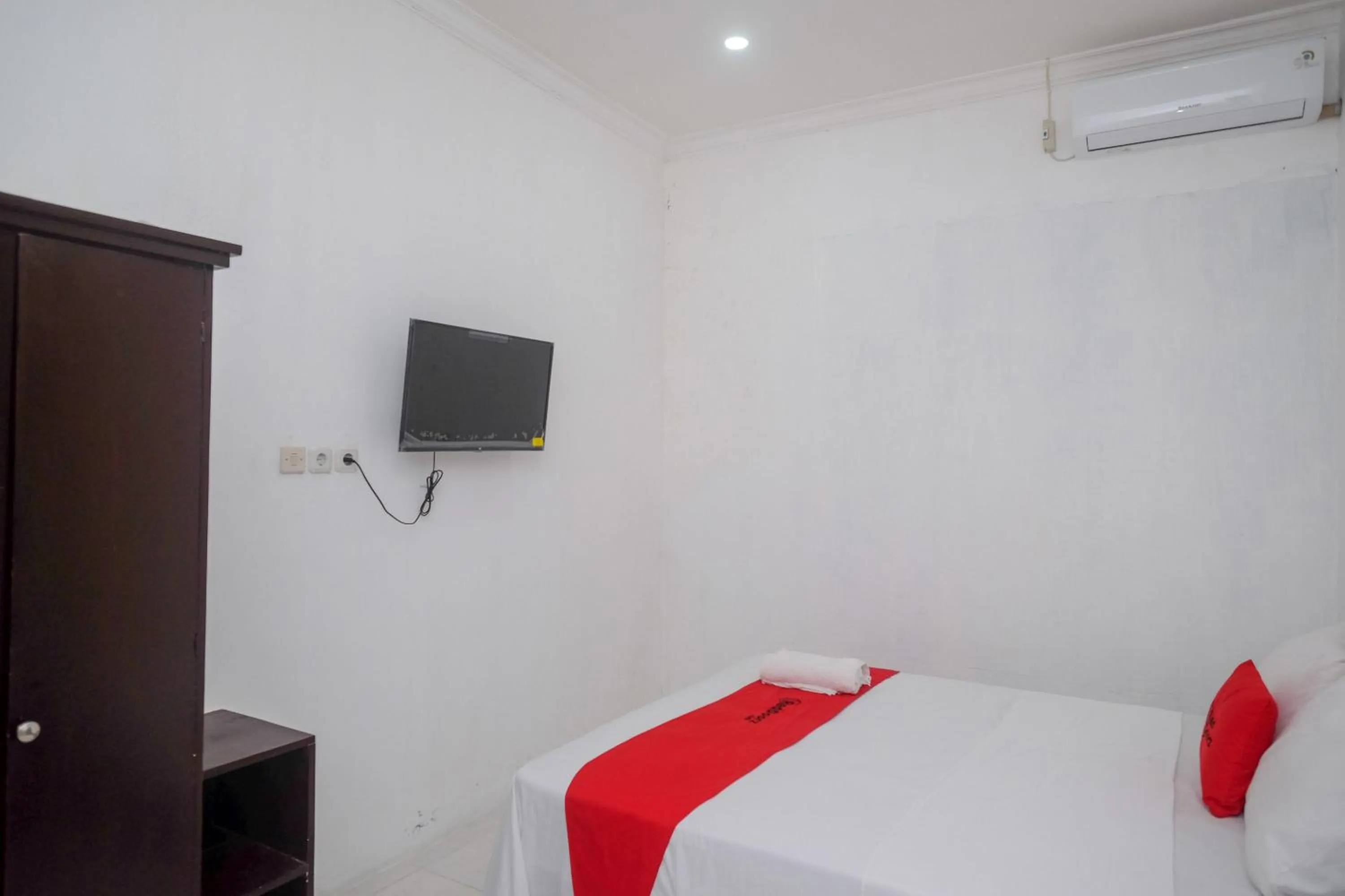 Bedroom, Bed in RedDoorz near De La Salle Manado