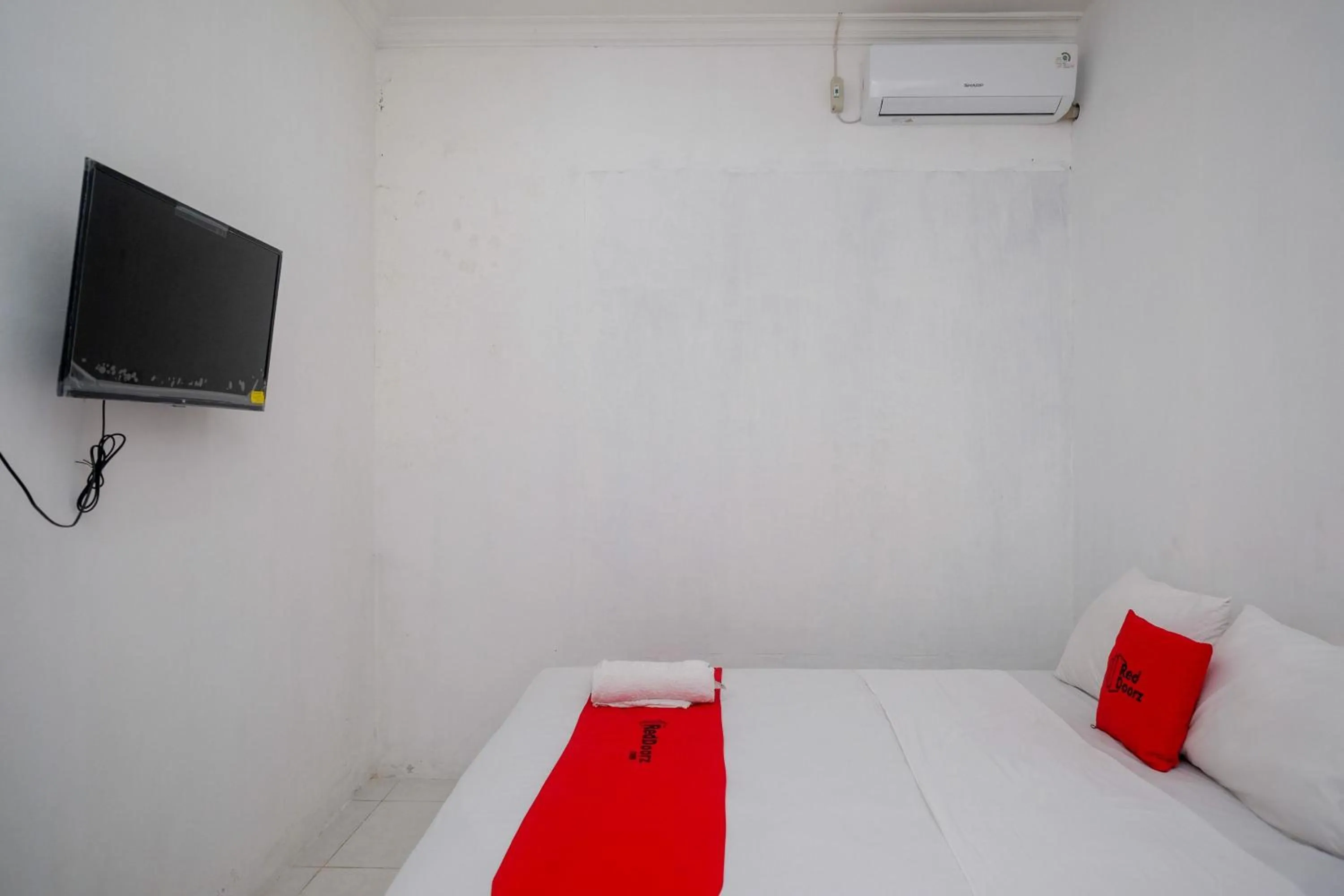 TV and multimedia, Bed in RedDoorz near De La Salle Manado