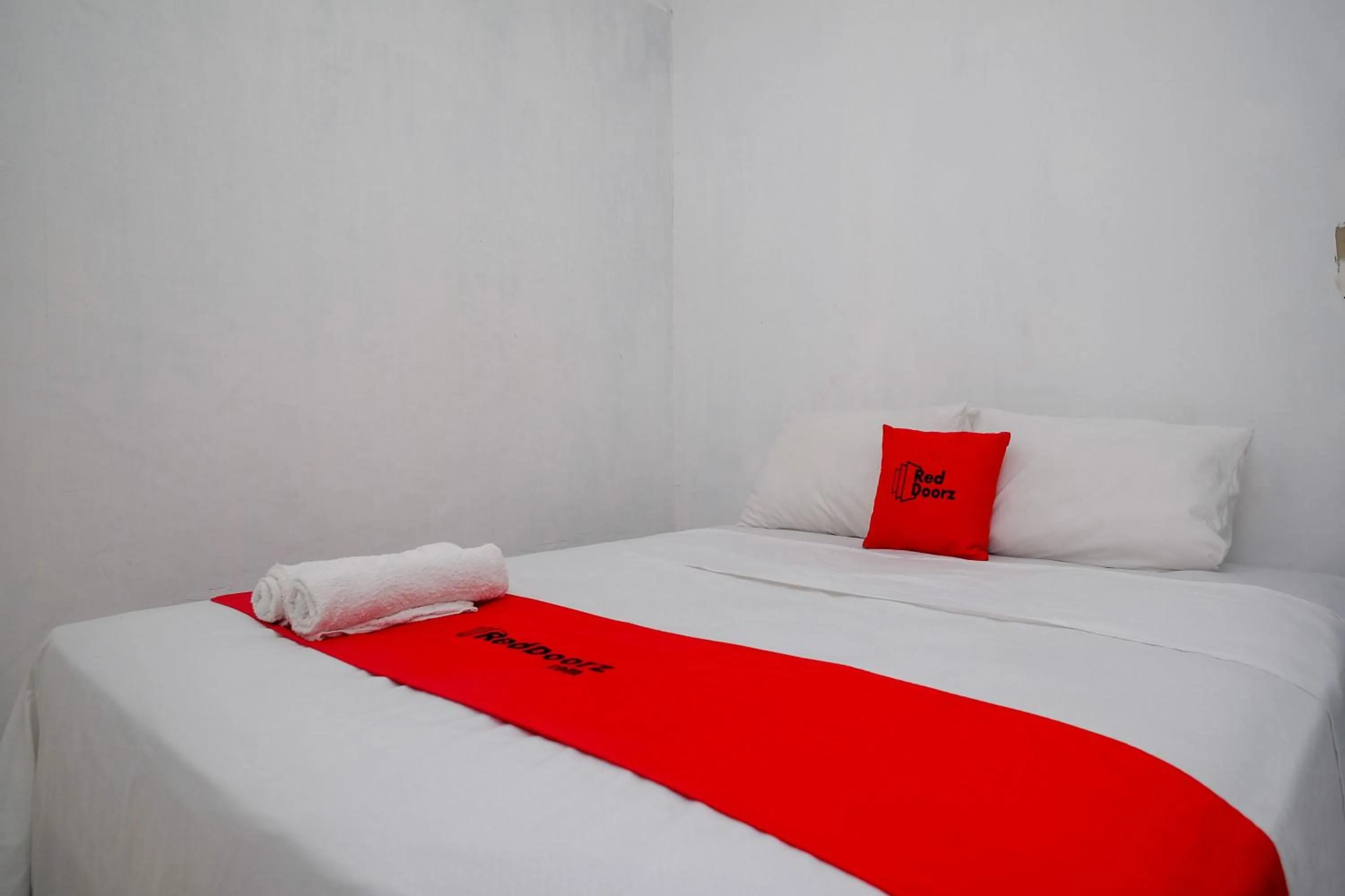 Bedroom, Bed in RedDoorz near De La Salle Manado