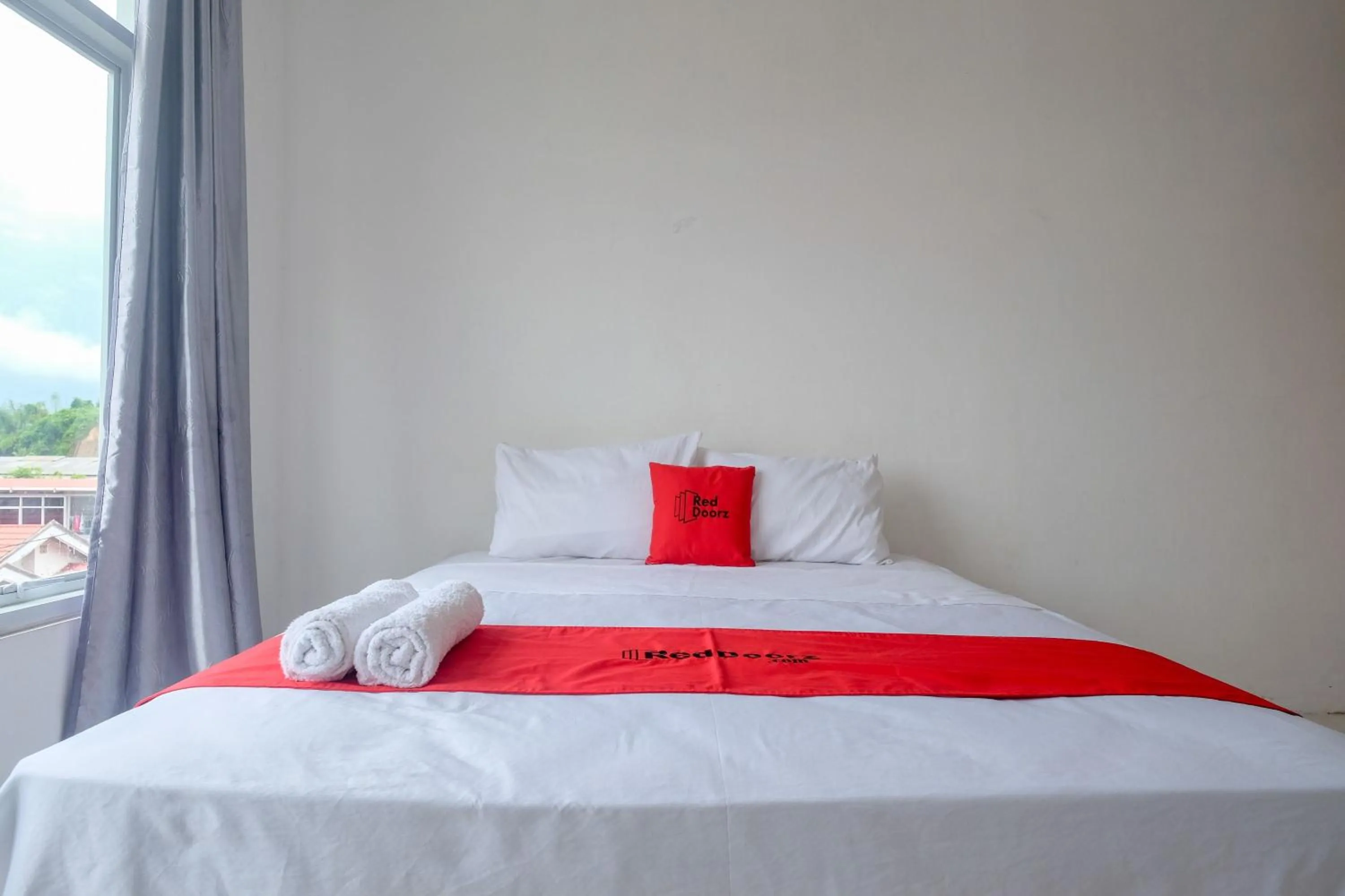 Bedroom, Bed in RedDoorz near De La Salle Manado