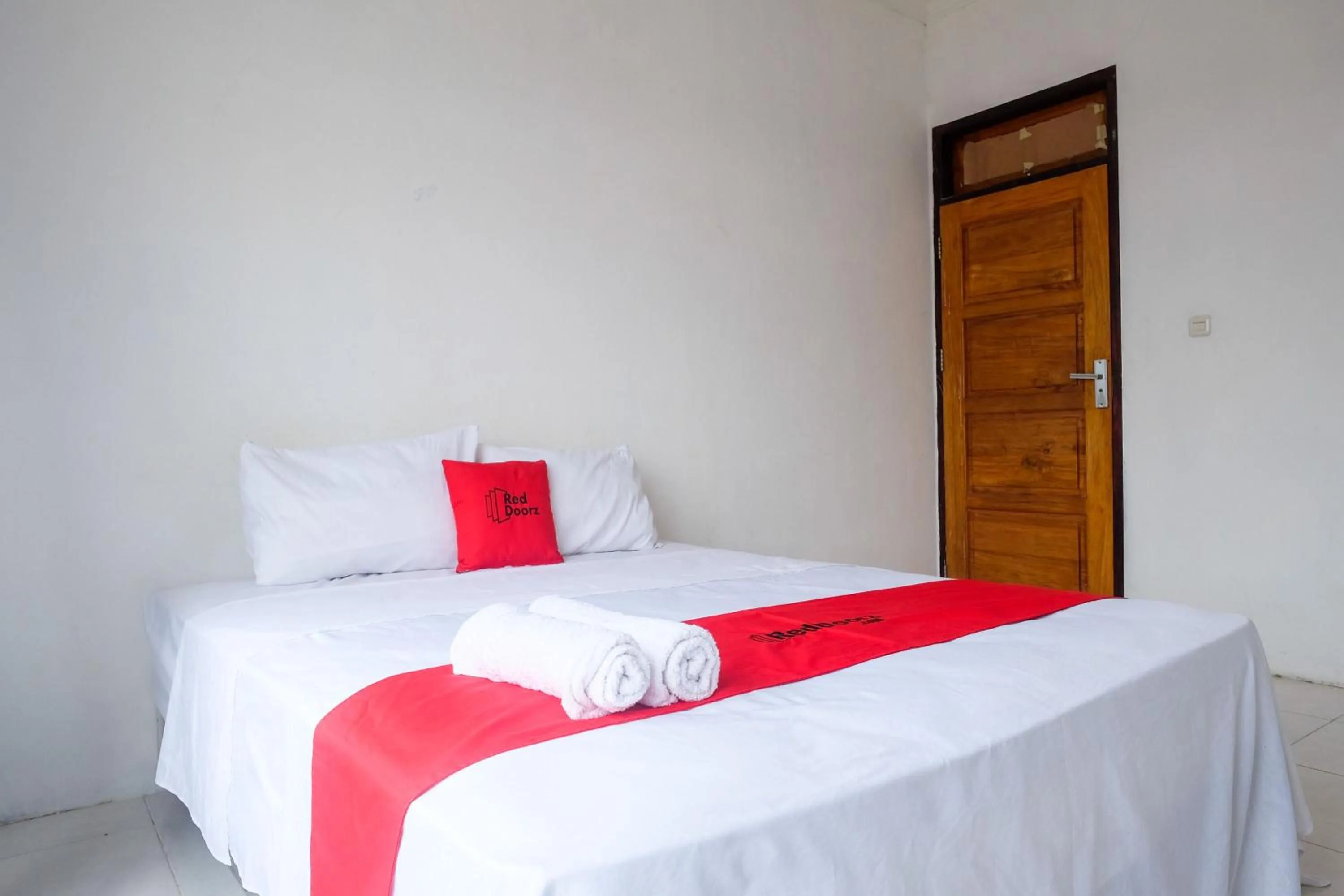 Bedroom, Bed in RedDoorz near De La Salle Manado