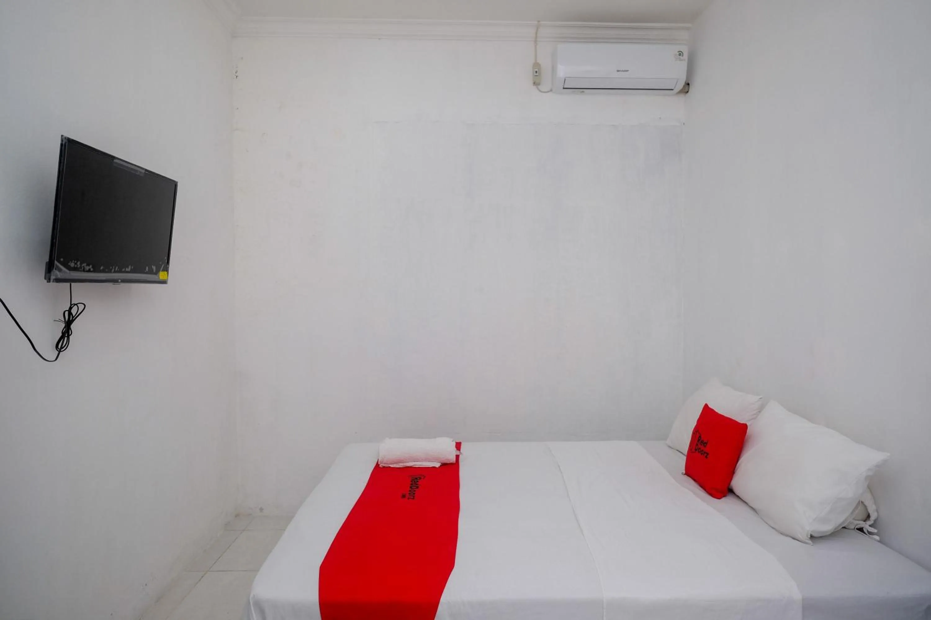 Bedroom, Bed in RedDoorz near De La Salle Manado