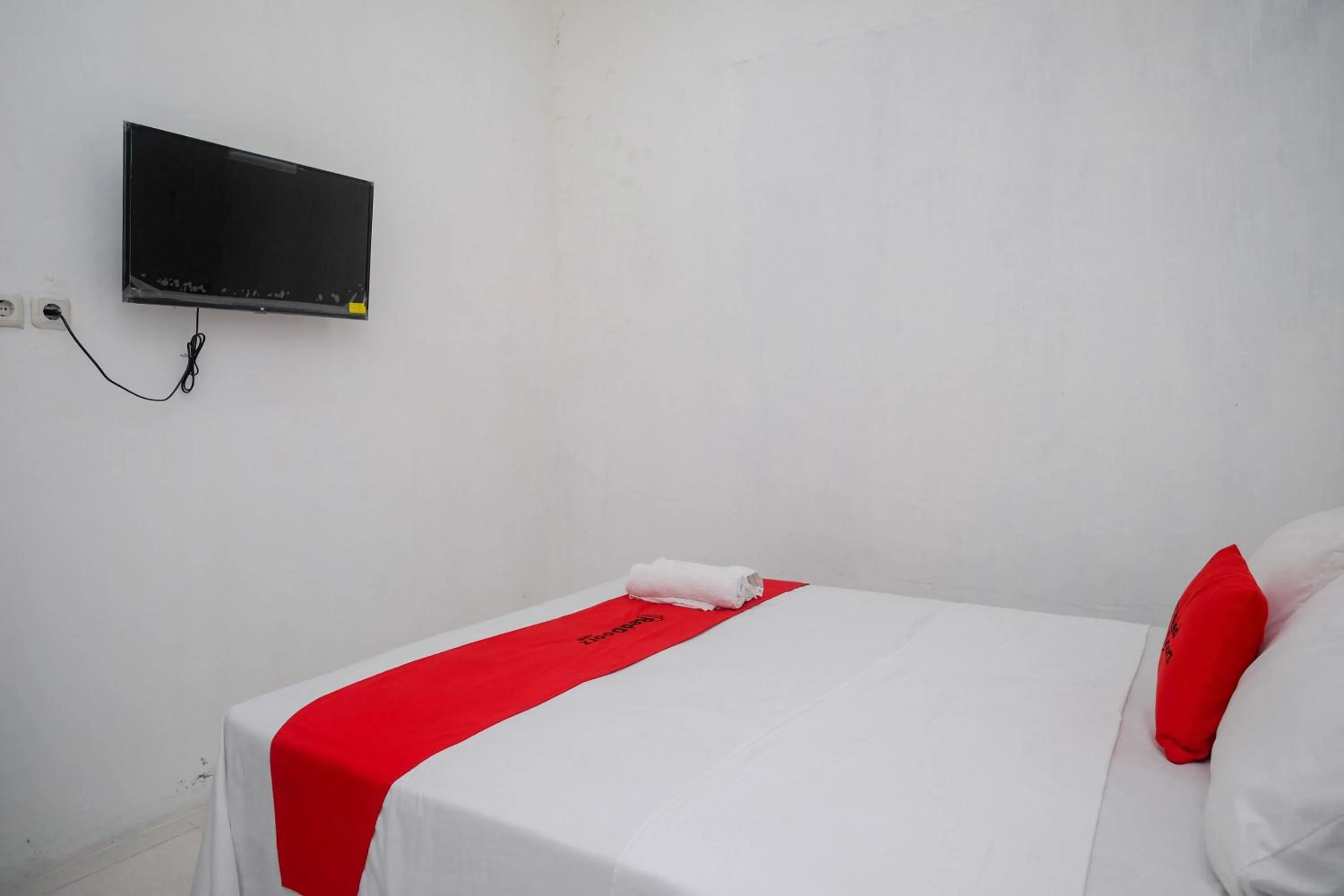 Bedroom, Bed in RedDoorz near De La Salle Manado