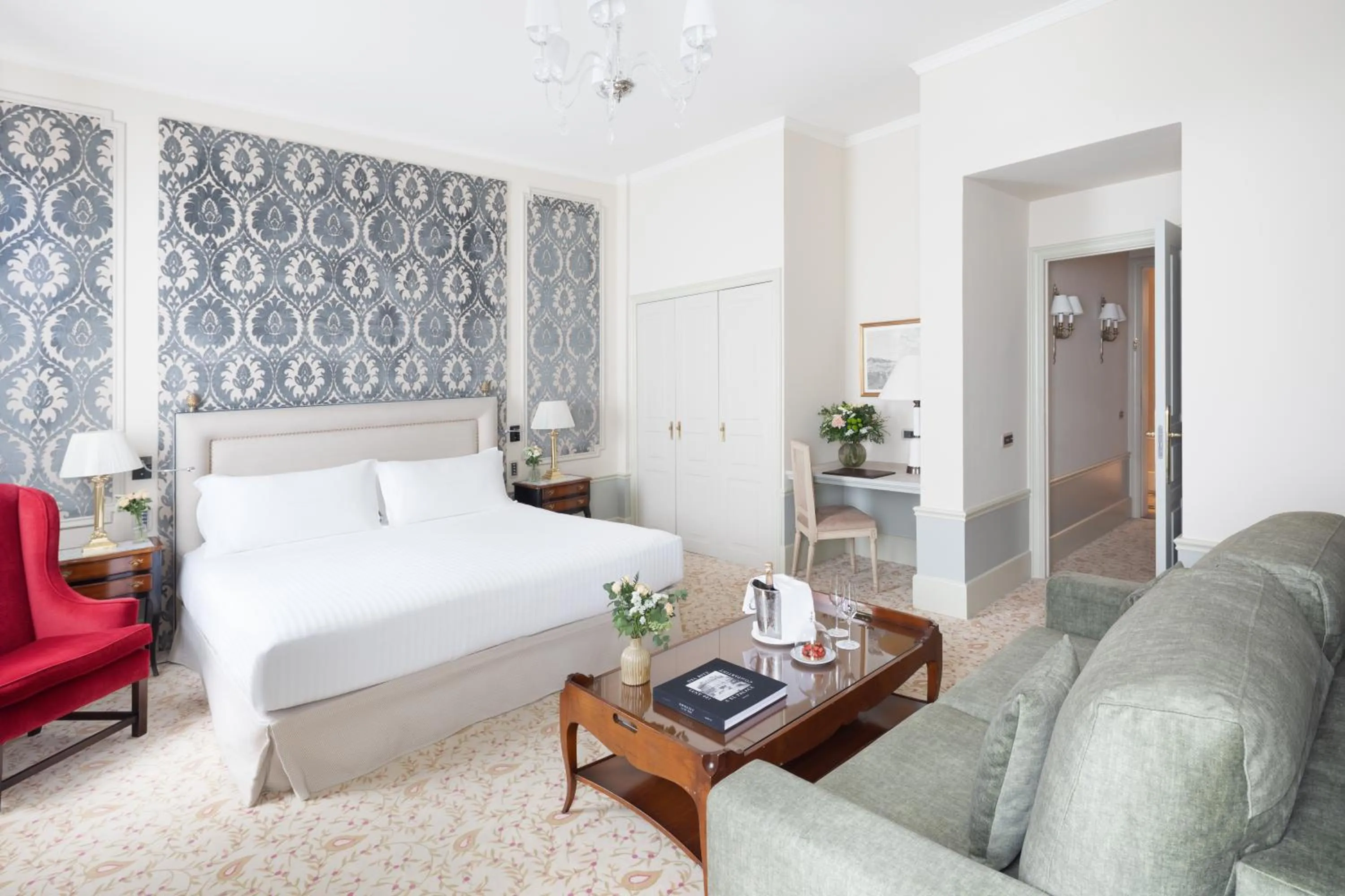 Photo of the whole room, Bed in Hotel El Palace Barcelona