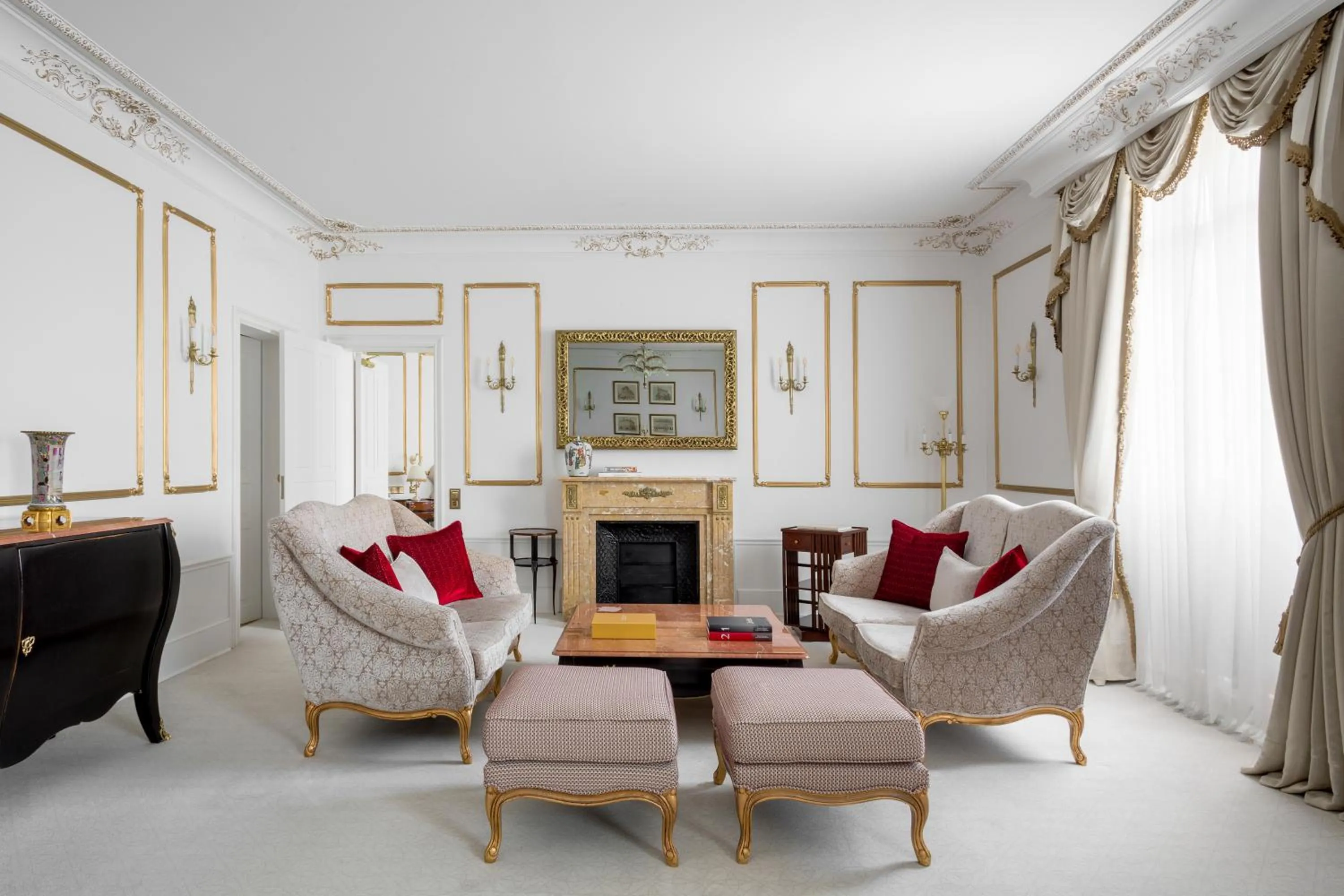 Photo of the whole room in Hotel El Palace Barcelona