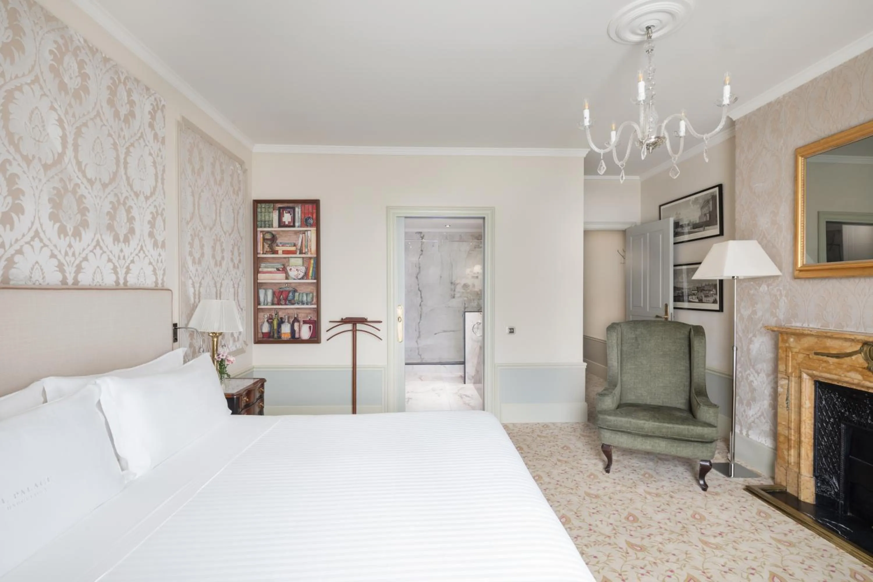 Photo of the whole room, Bed in Hotel El Palace Barcelona