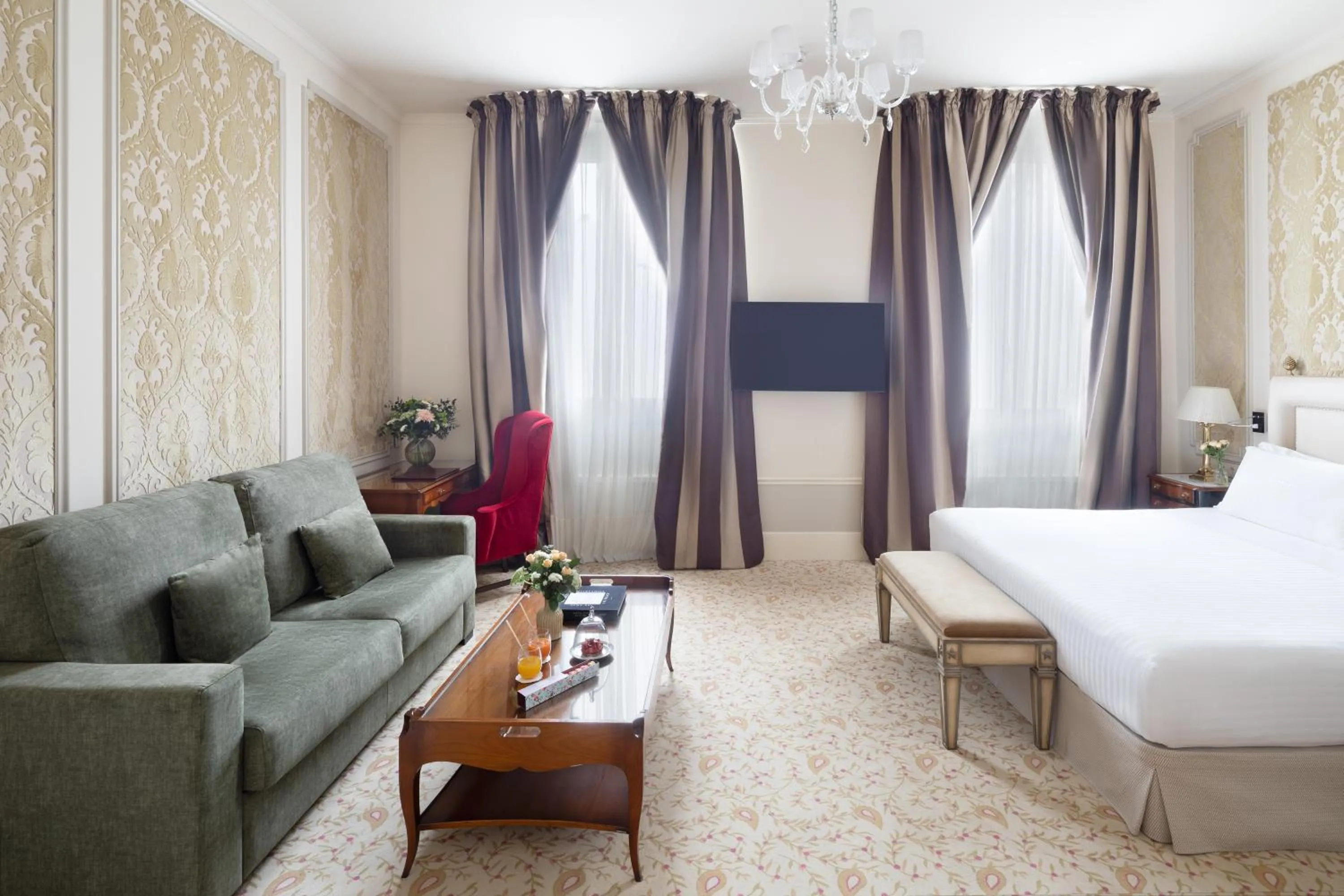 Photo of the whole room, Bed in Hotel El Palace Barcelona