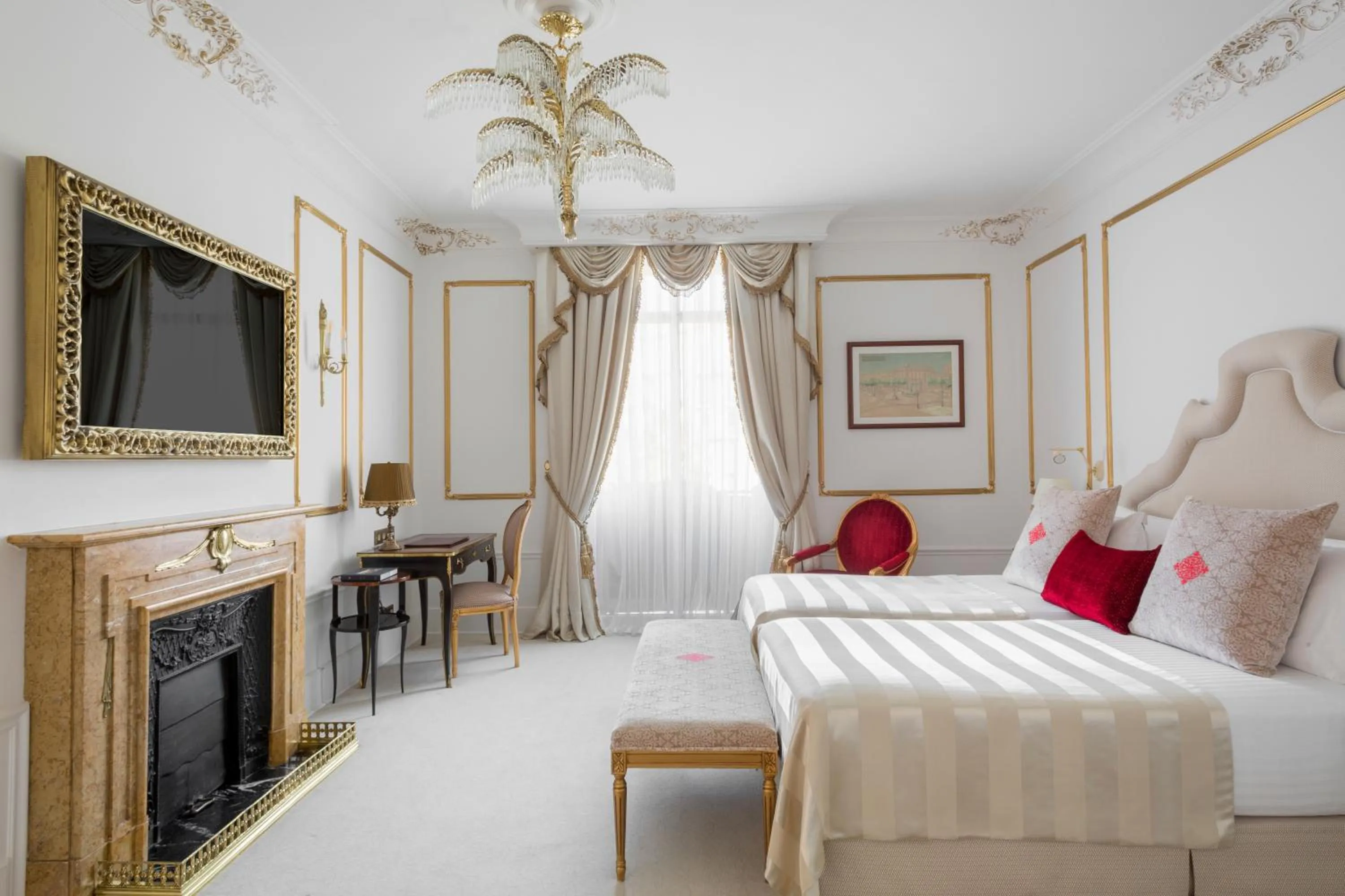 Photo of the whole room, Bed in Hotel El Palace Barcelona