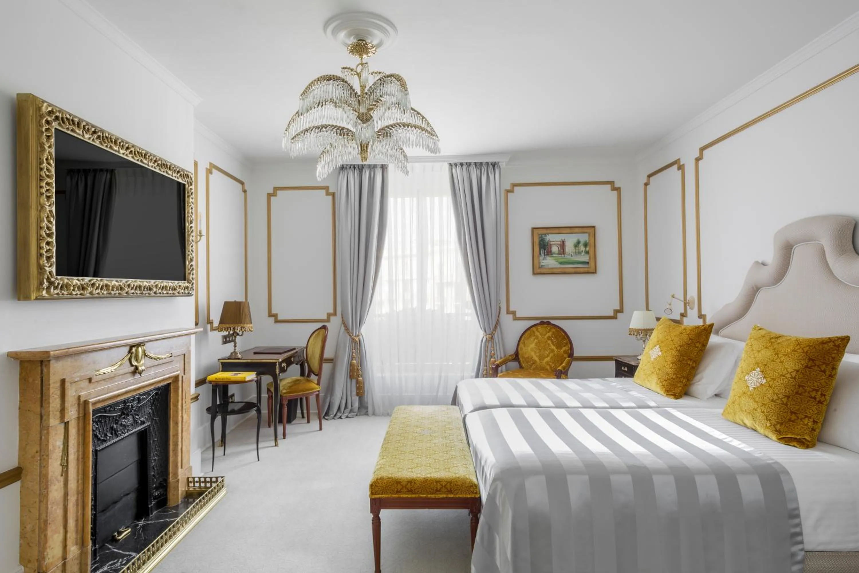 Photo of the whole room, Bed in Hotel El Palace Barcelona