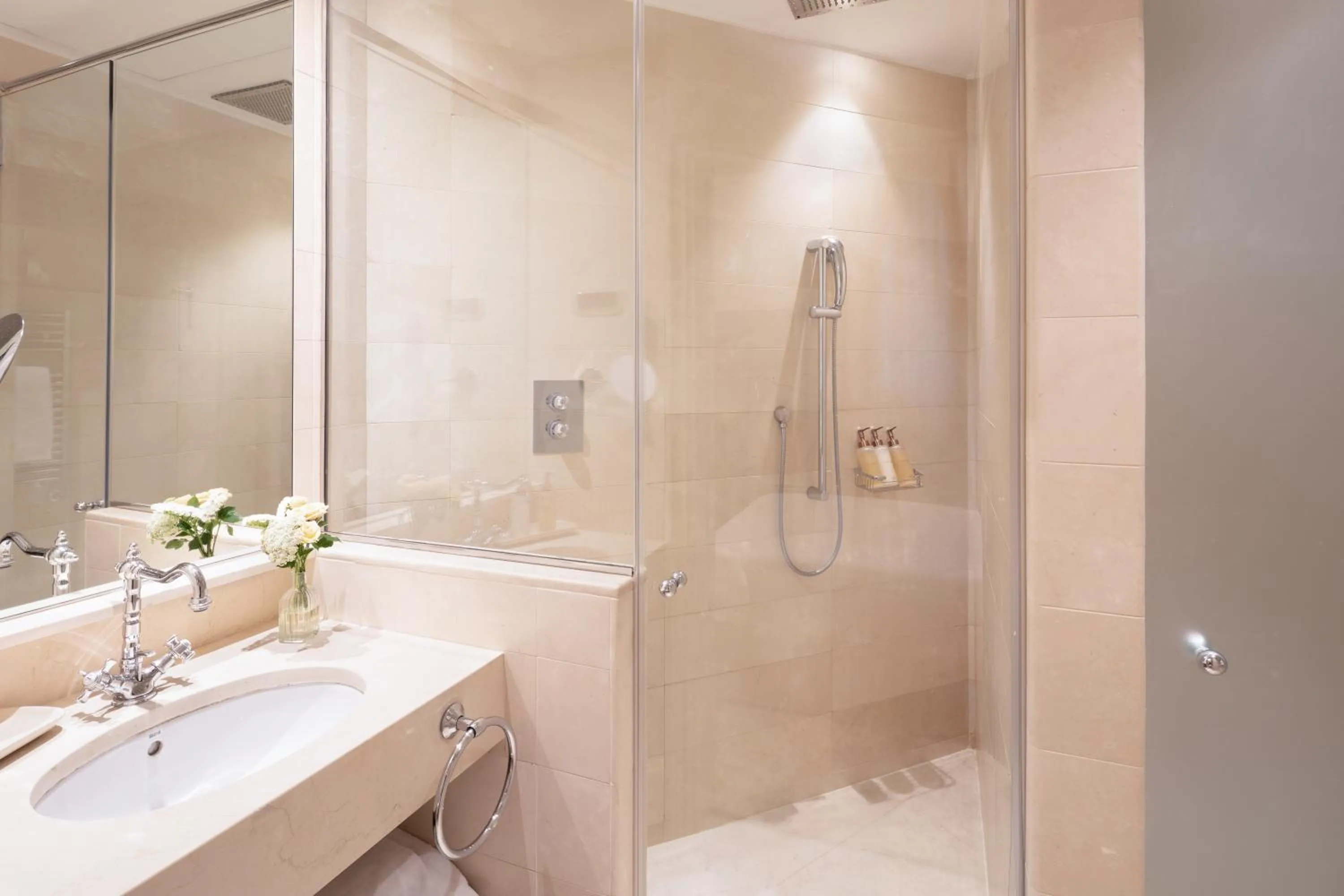 Shower in Hotel El Palace Barcelona