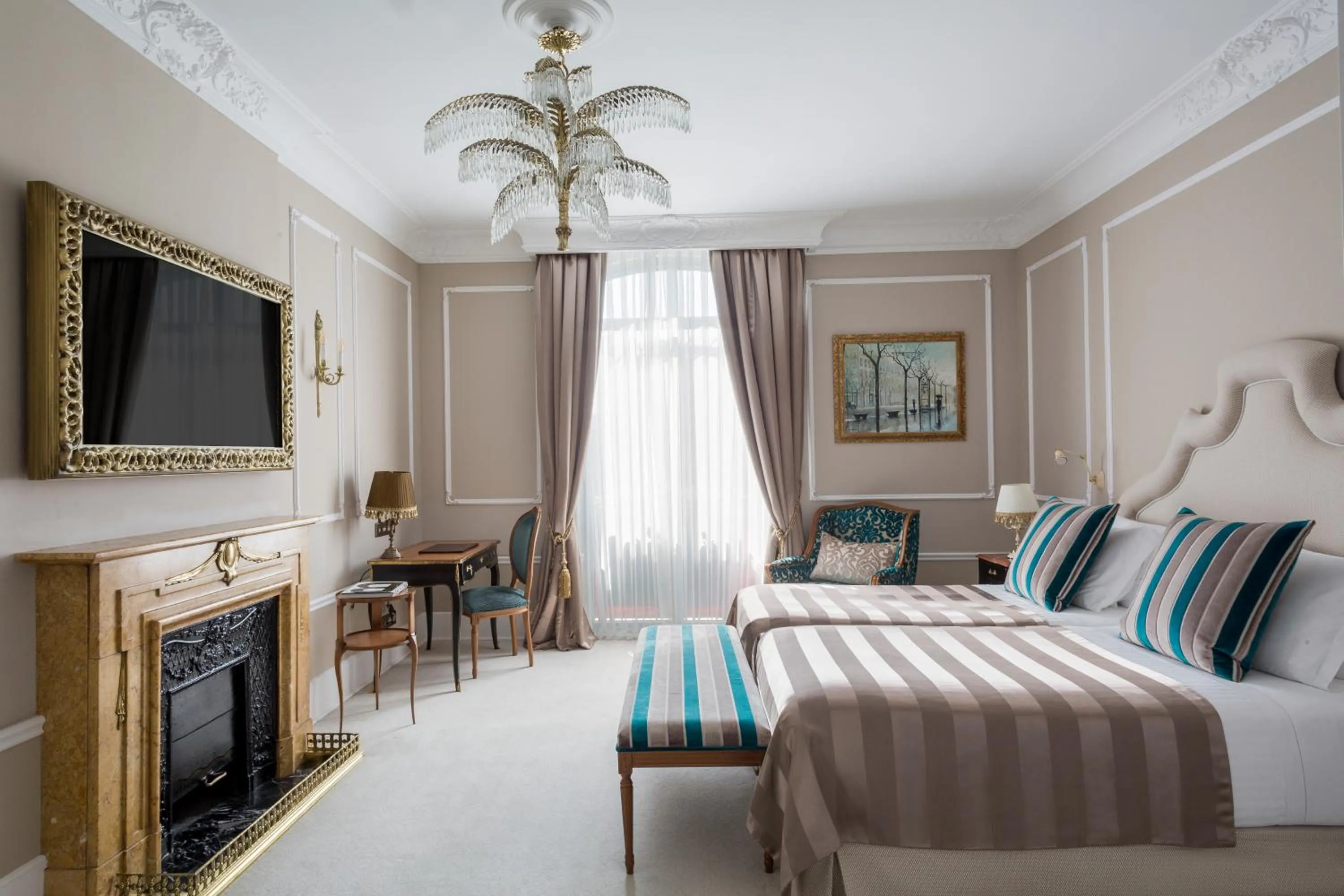 Photo of the whole room, Bed in Hotel El Palace Barcelona