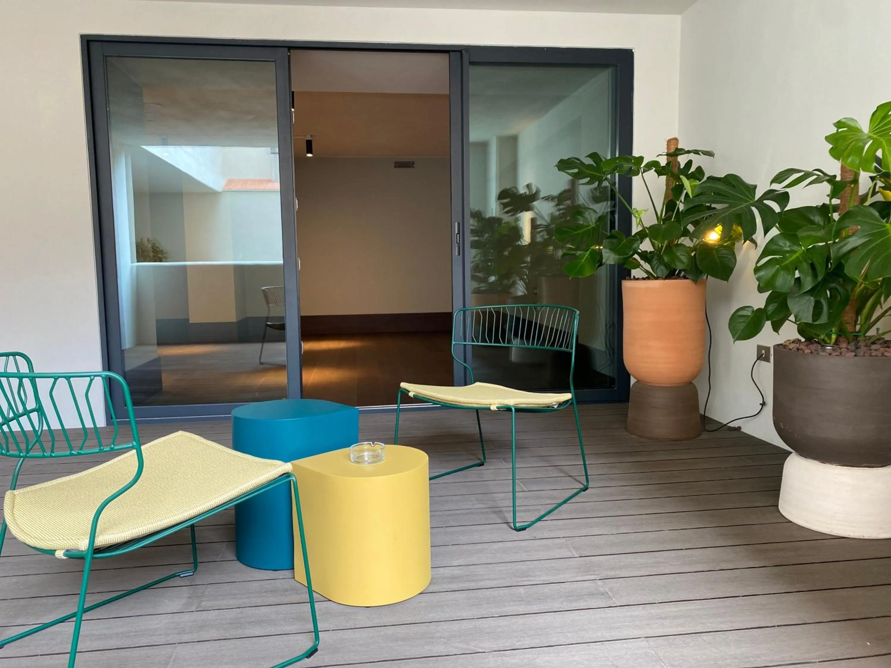 Seating area in Onix Fira