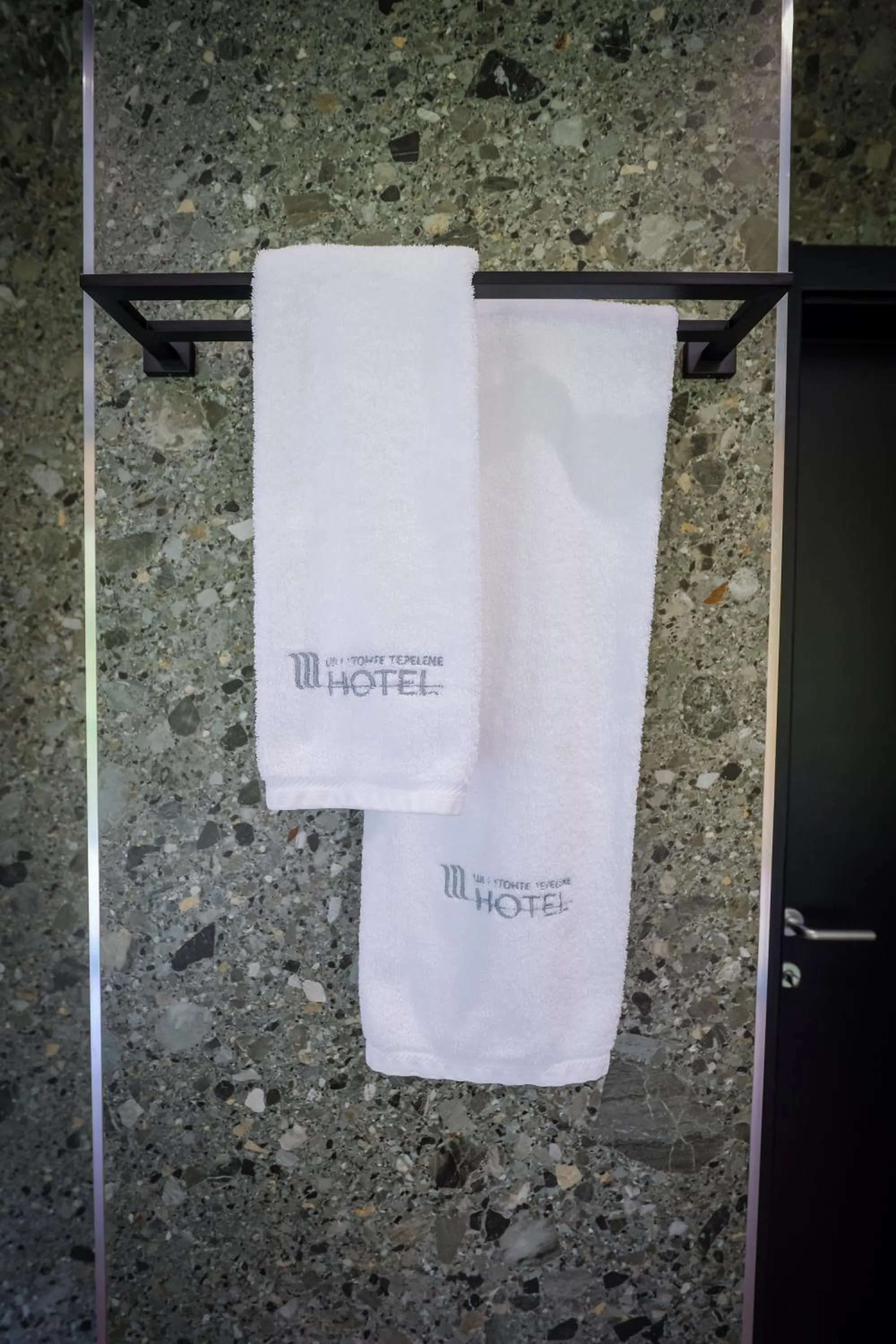 Text overlay in Hotel Uji Ftohte Tepelene