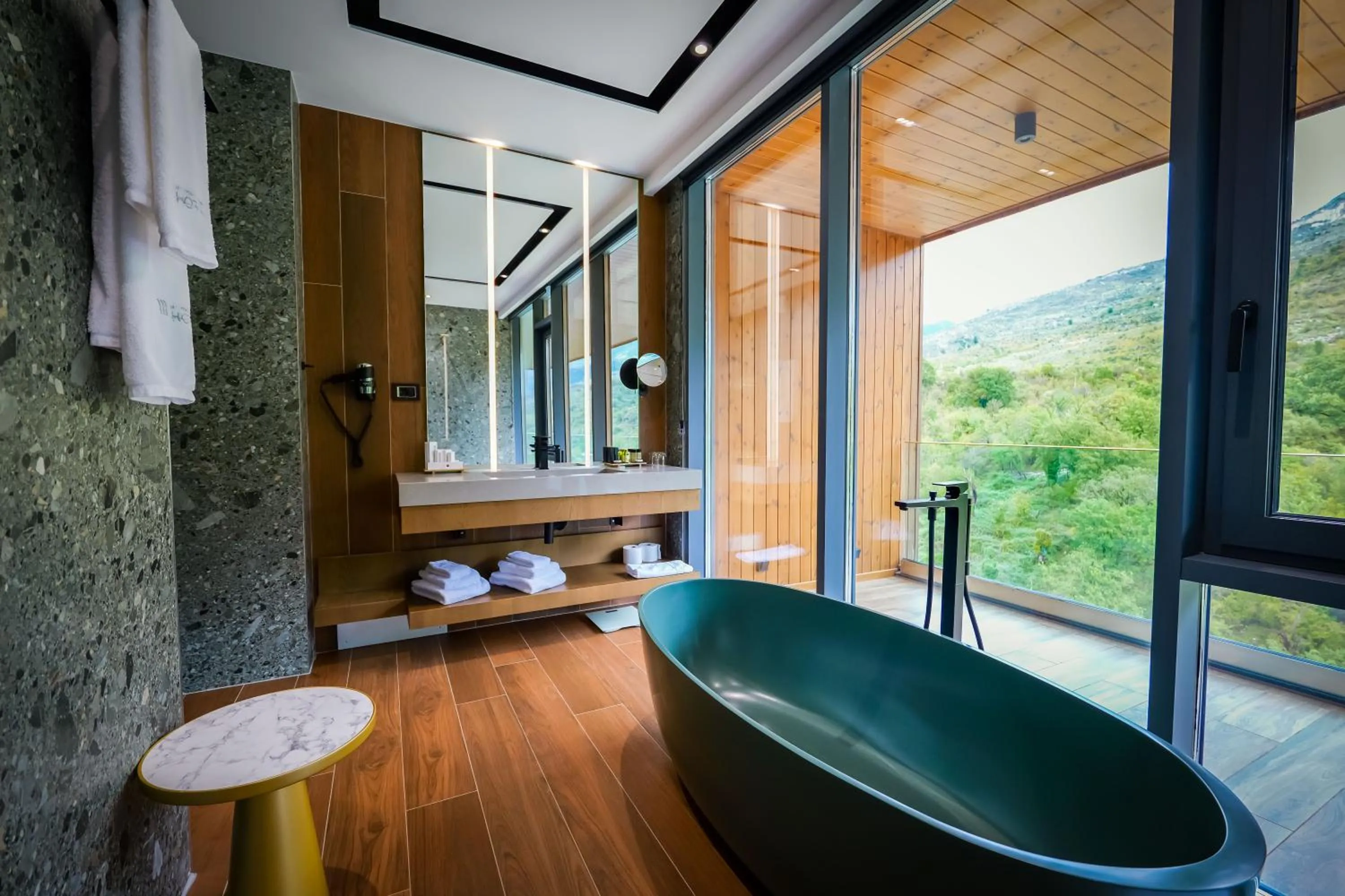 Hot Tub in Hotel Uji Ftohte Tepelene