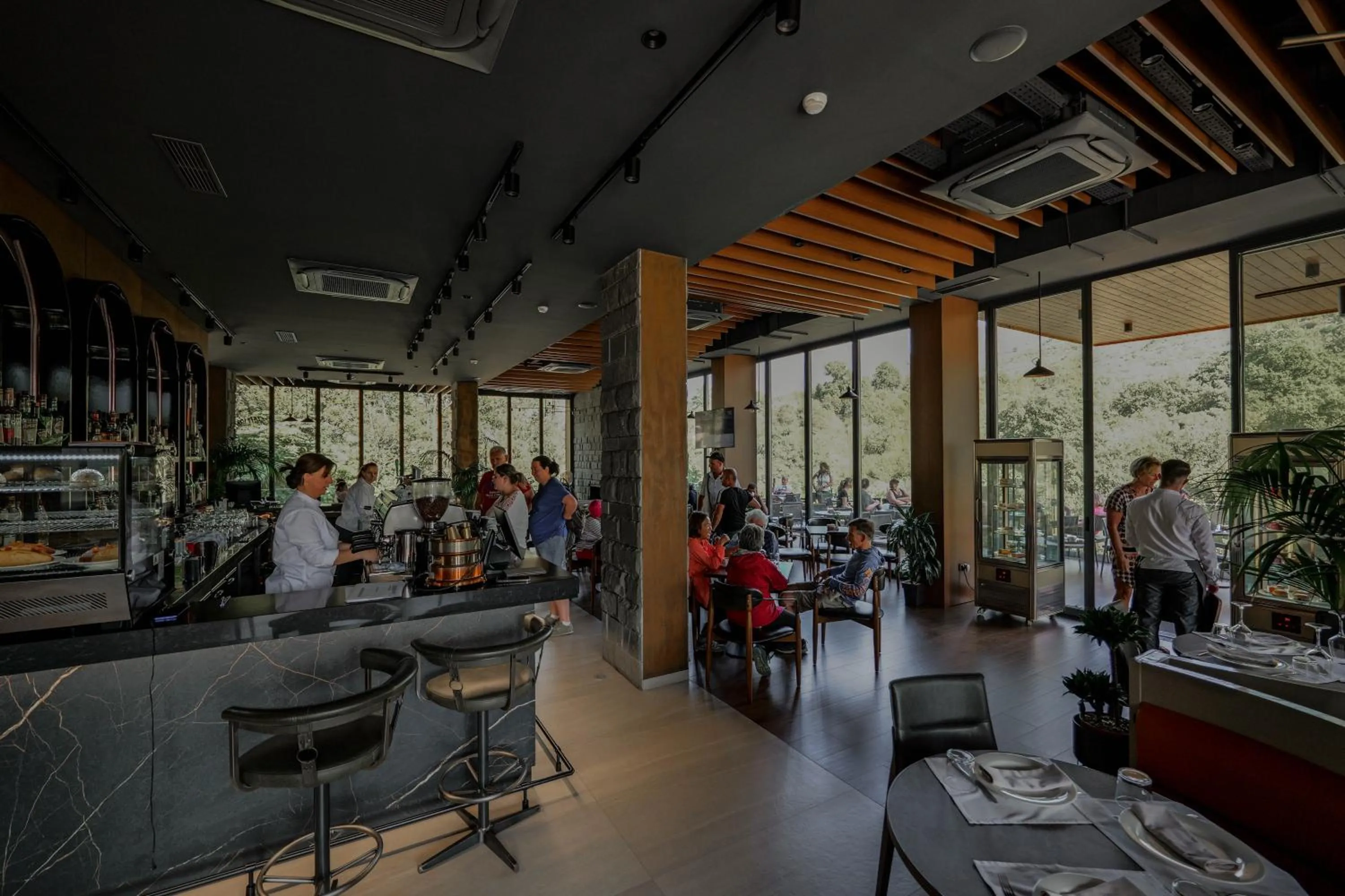 Restaurant/places to eat in Hotel Uji Ftohte Tepelene