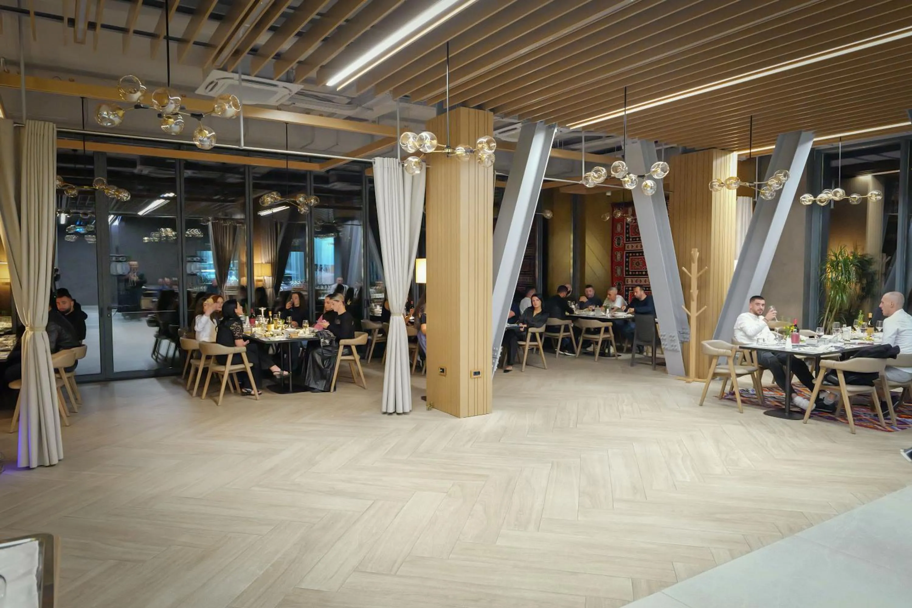 Restaurant/places to eat in Hotel Uji Ftohte Tepelene