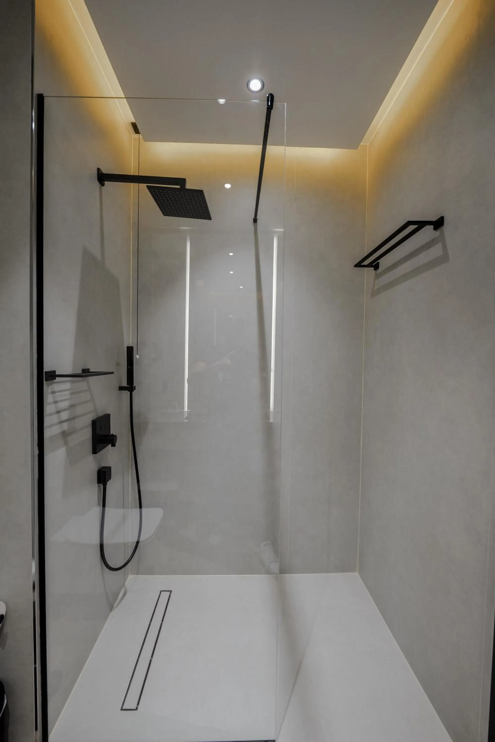 Shower in Hotel Uji Ftohte Tepelene