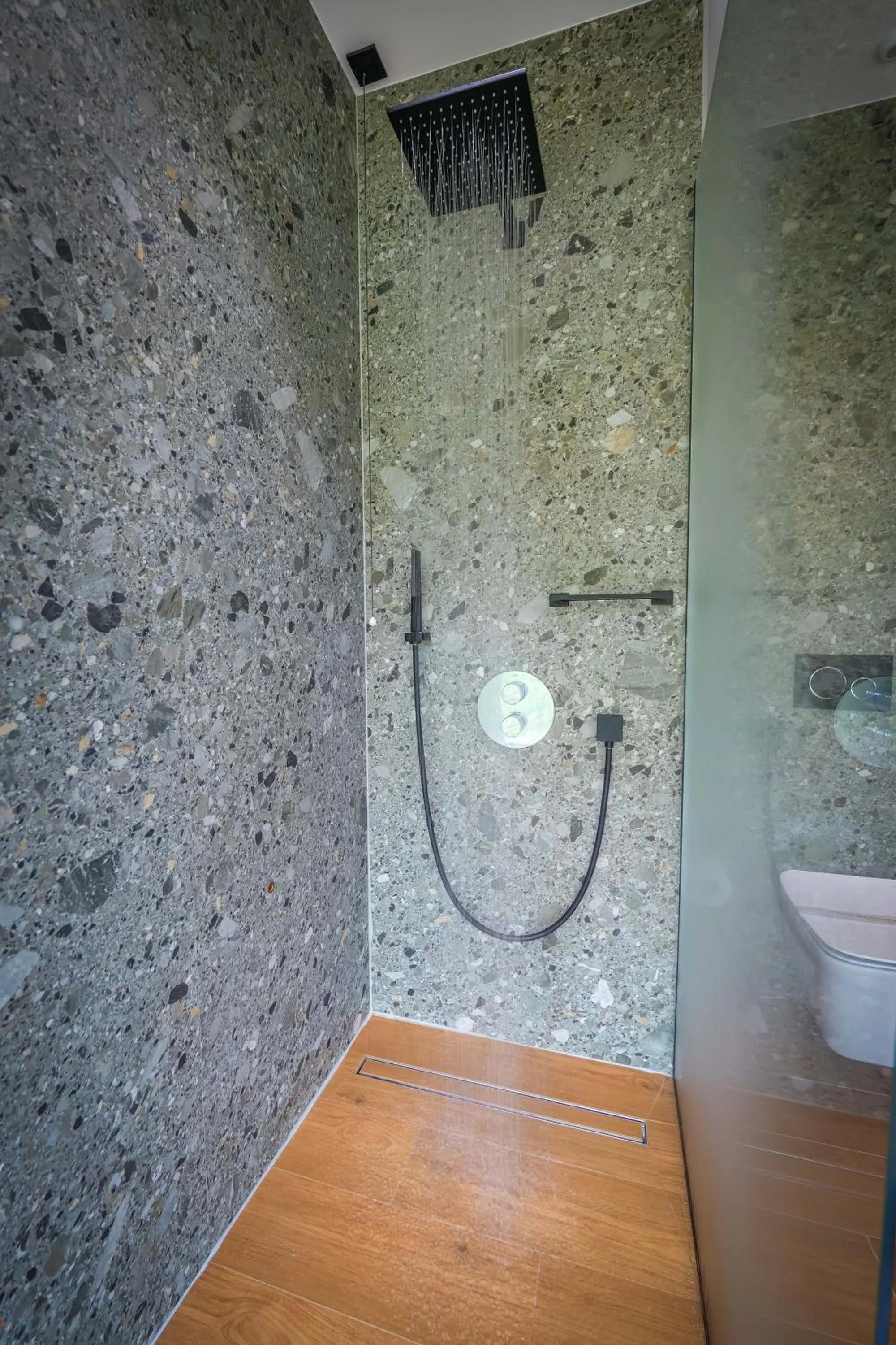 Shower in Hotel Uji Ftohte Tepelene