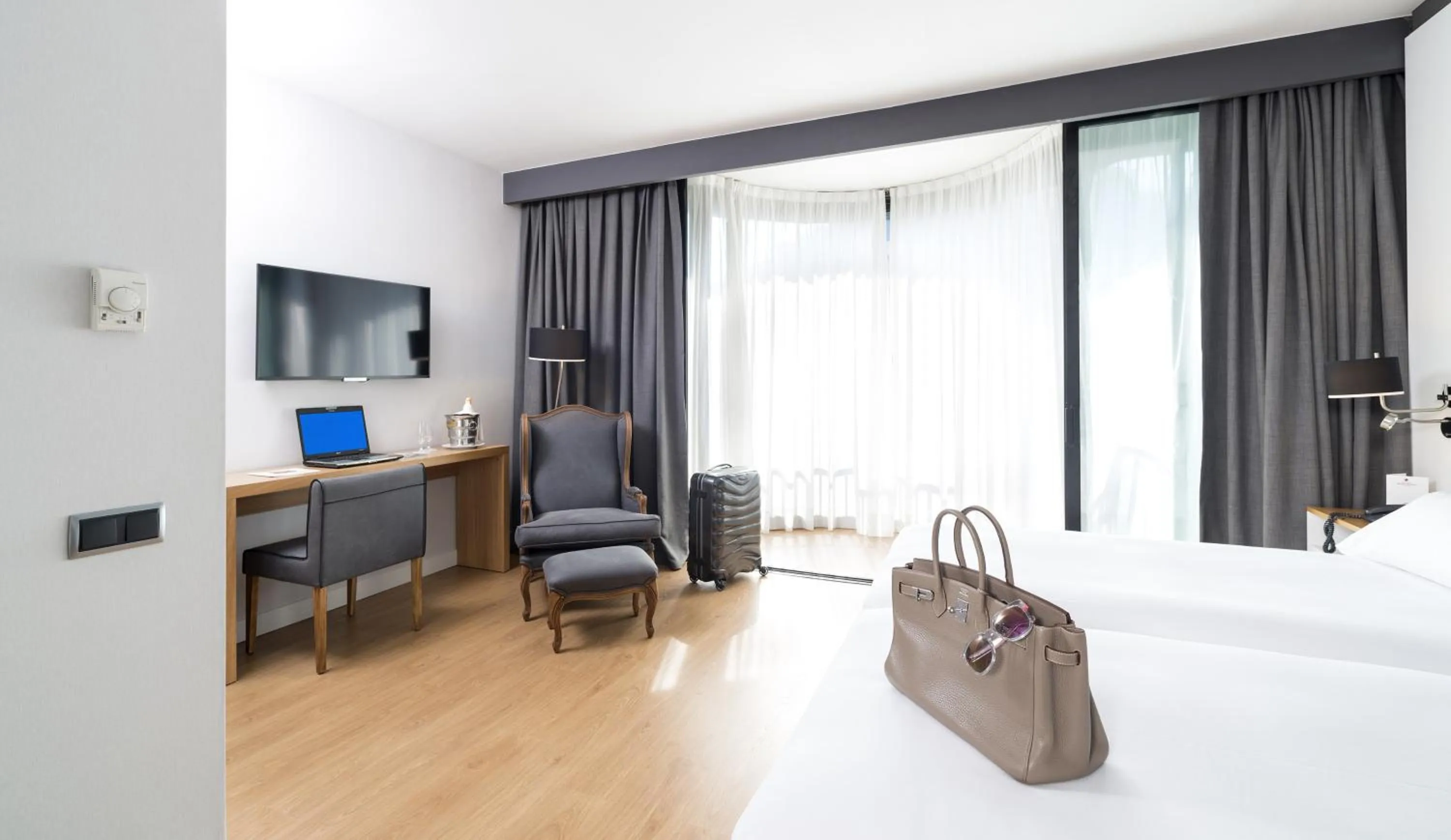 Photo of the whole room, Bed in Guitart Grand Passage