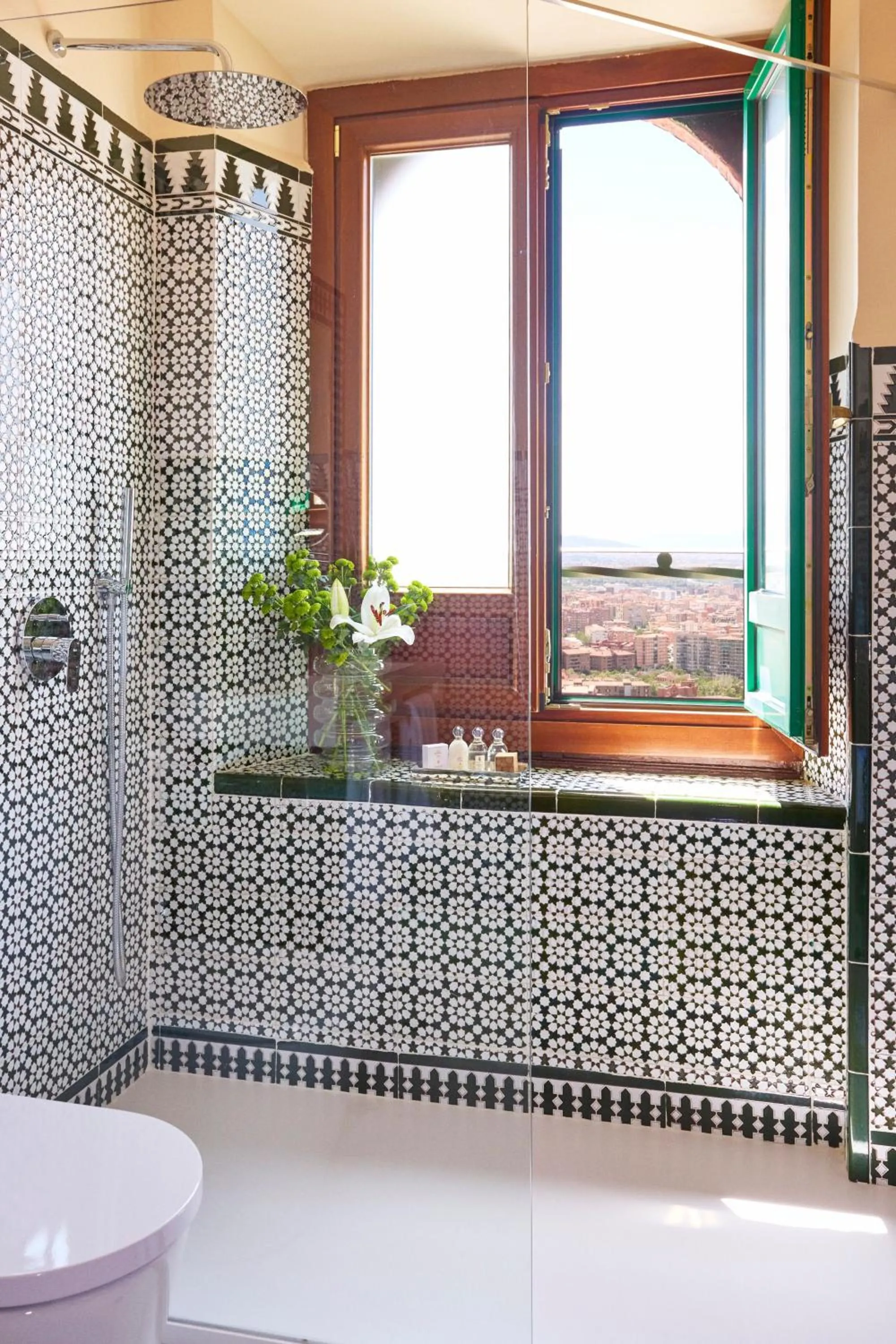 Bathroom in Alhambra Palace Hotel
