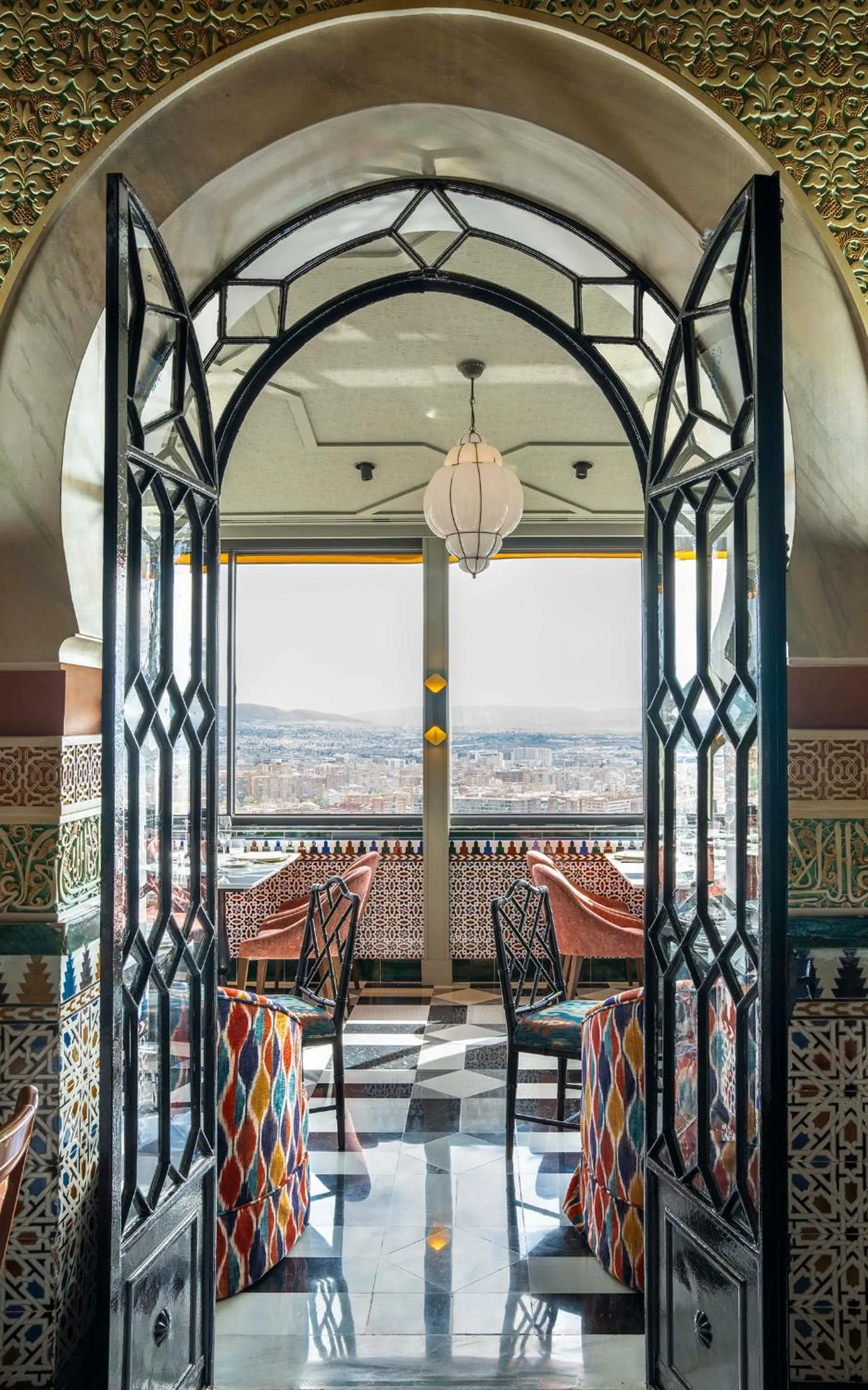 Restaurant/places to eat in Alhambra Palace Hotel