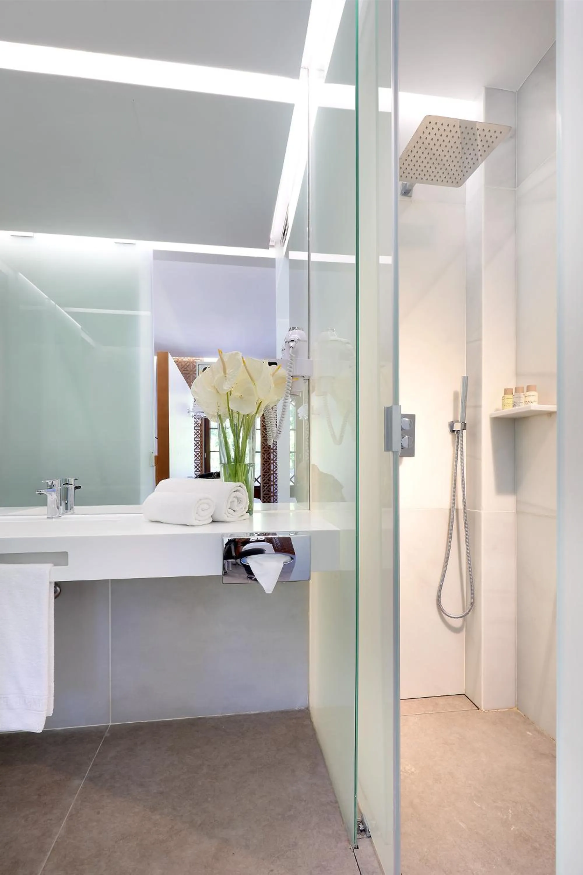 Bathroom in Alhambra Palace Hotel