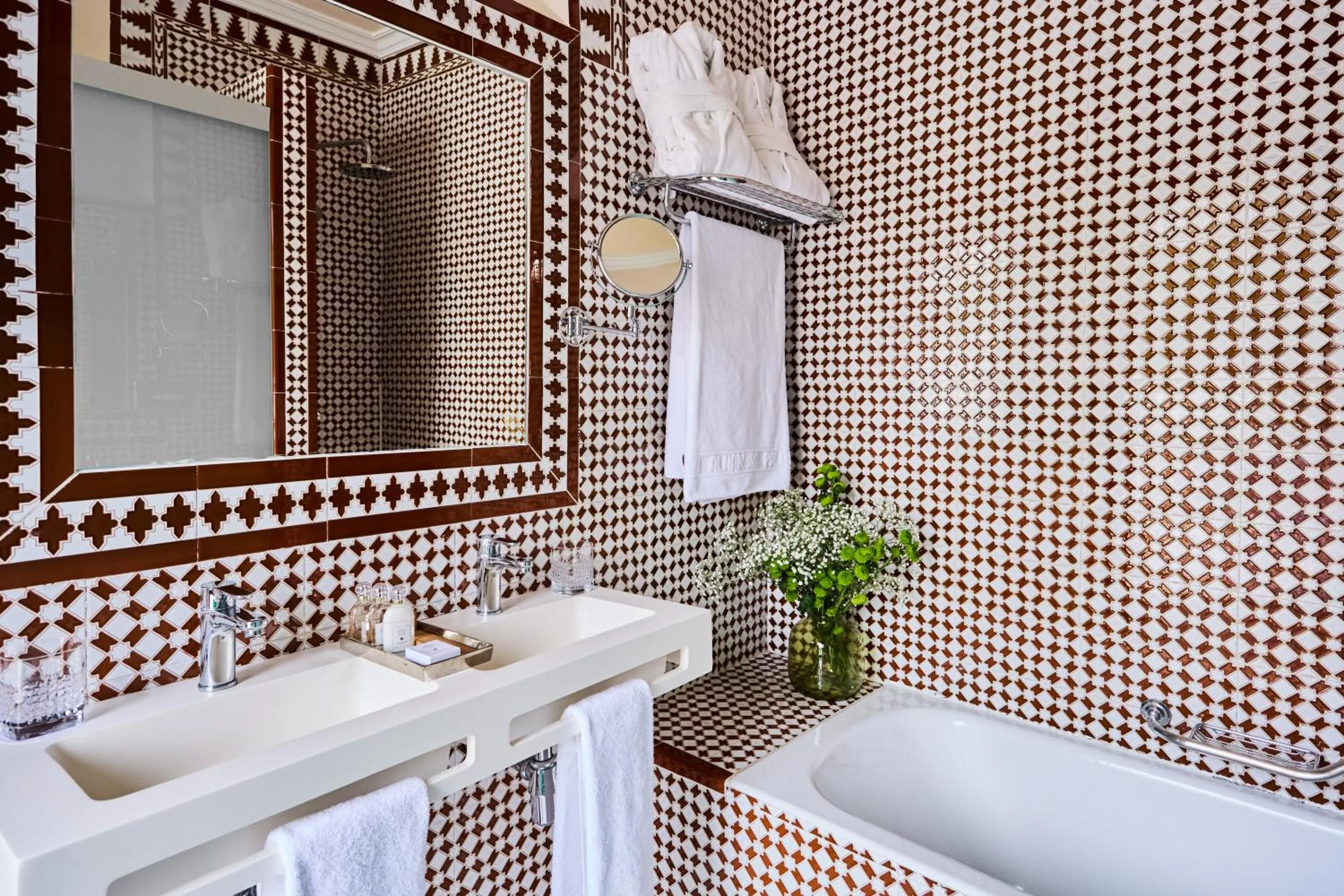 Bathroom in Alhambra Palace Hotel