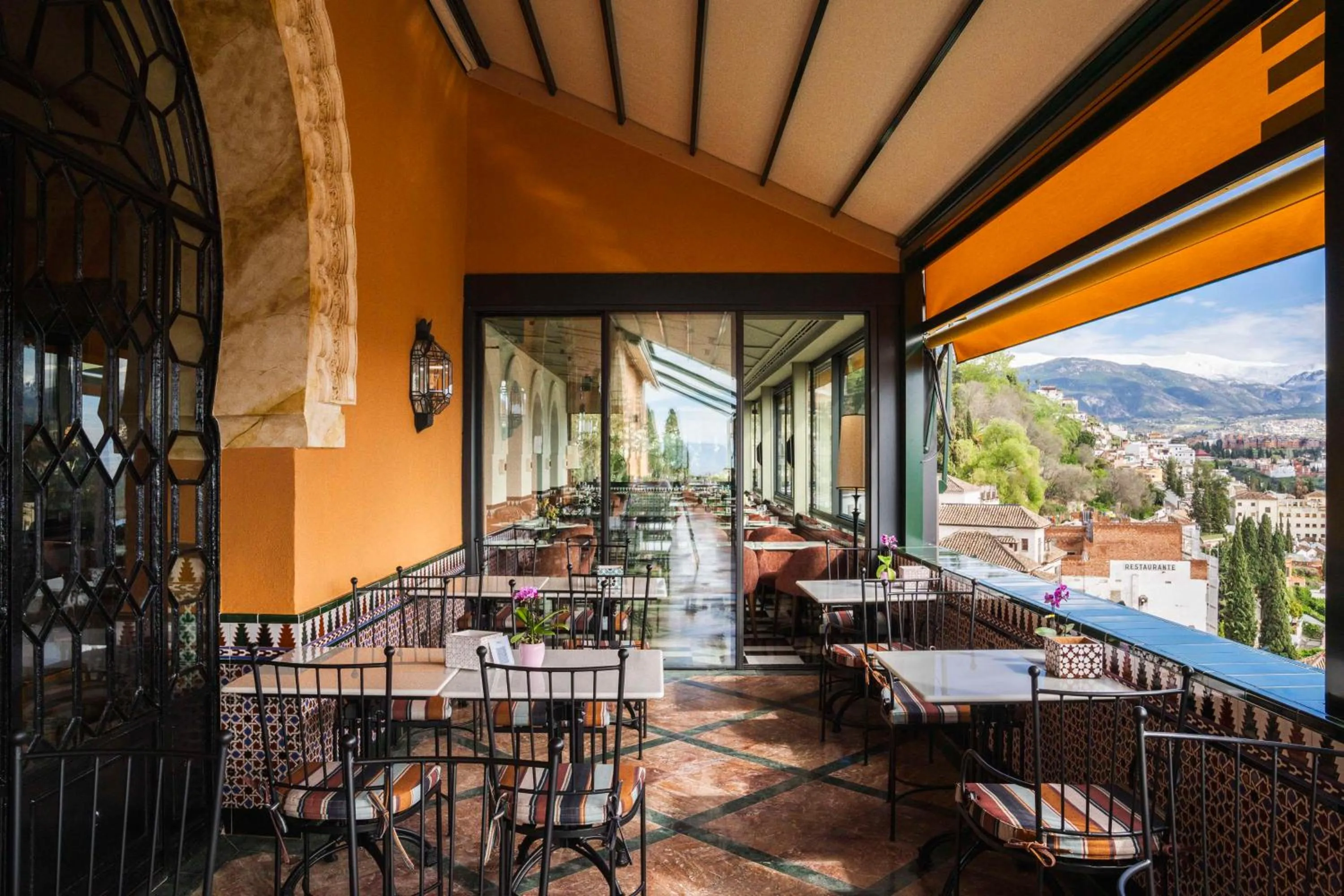 Lounge or bar in Alhambra Palace Hotel