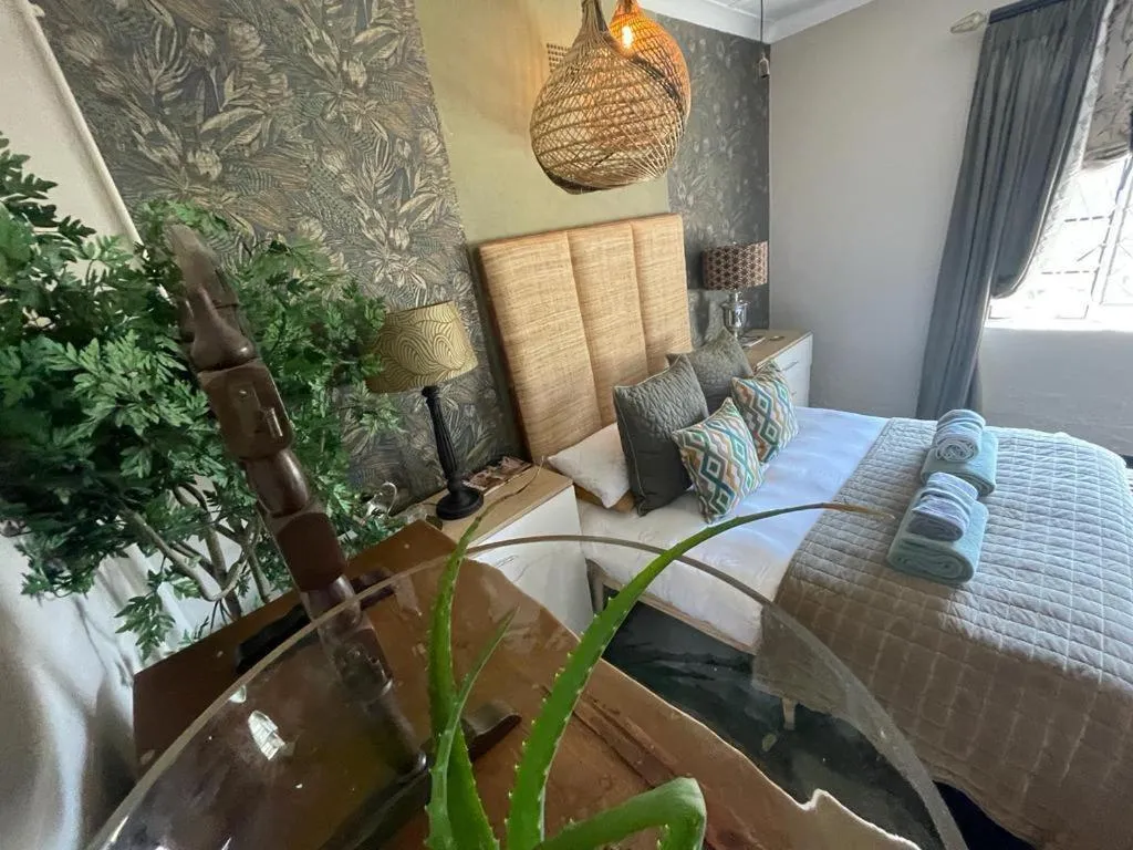 Bed in A Bird Cage Stay & Cottage