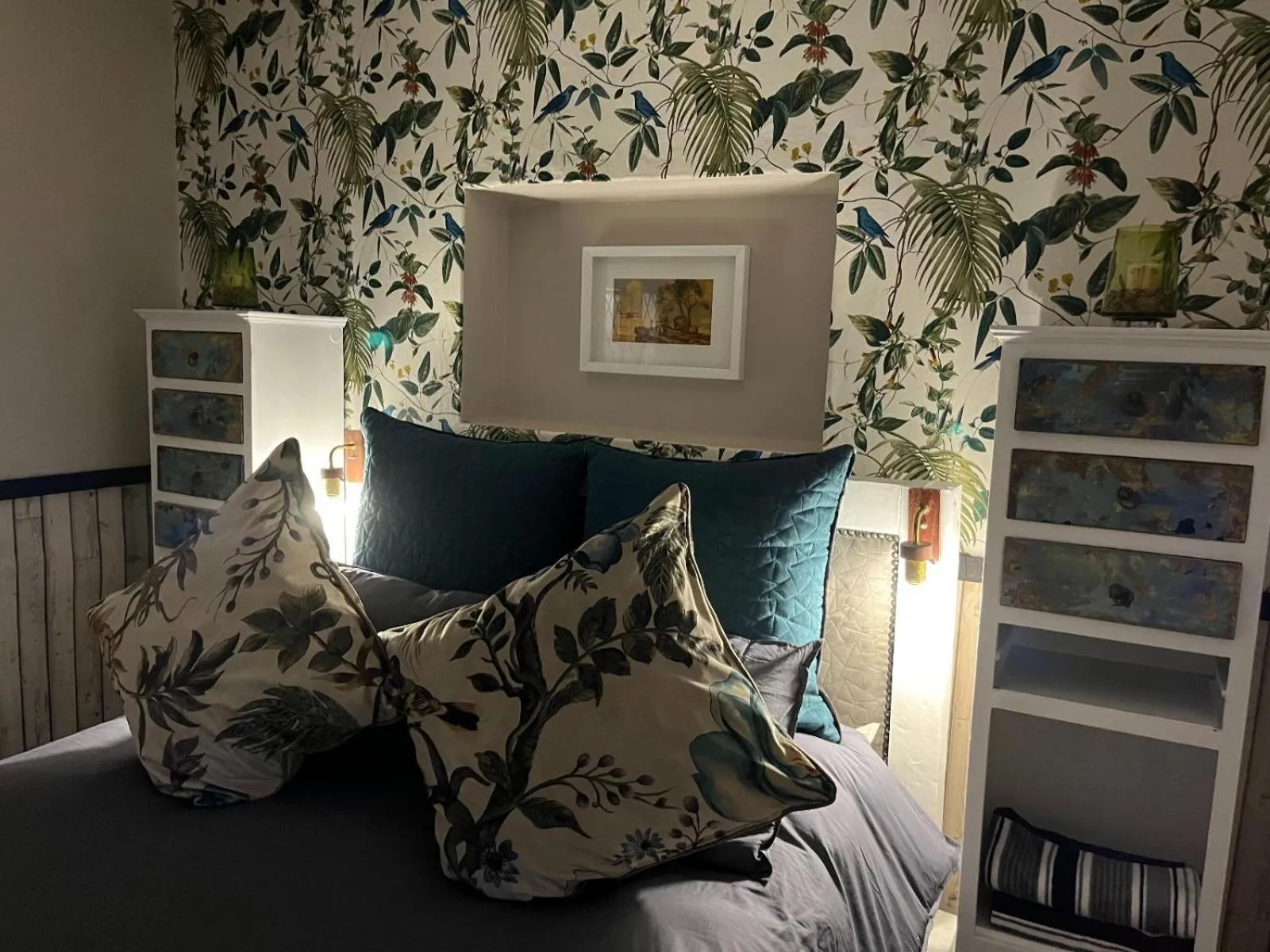 Bed in A Bird Cage Stay & Cottage