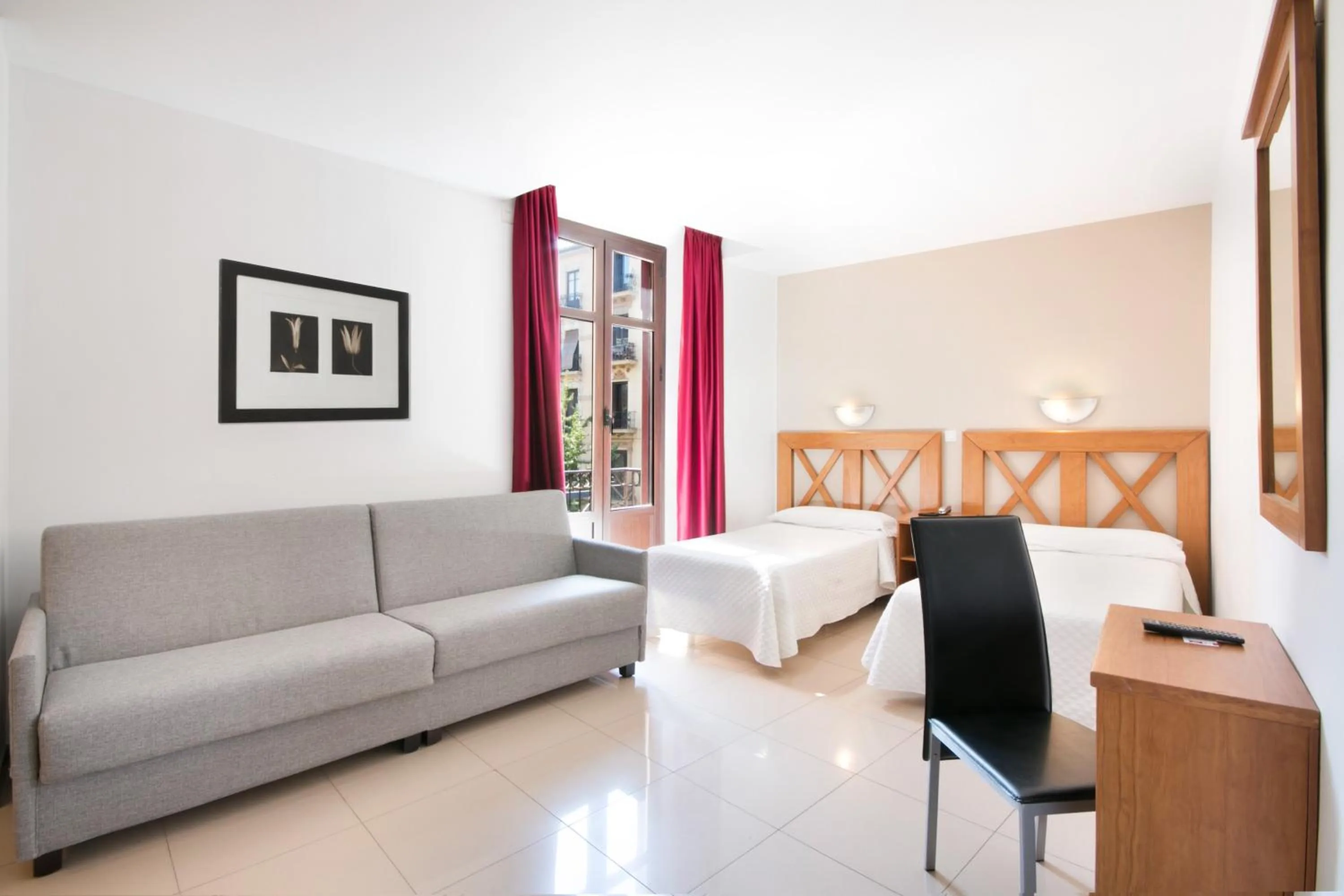 Photo of the whole room in Atenas Granada