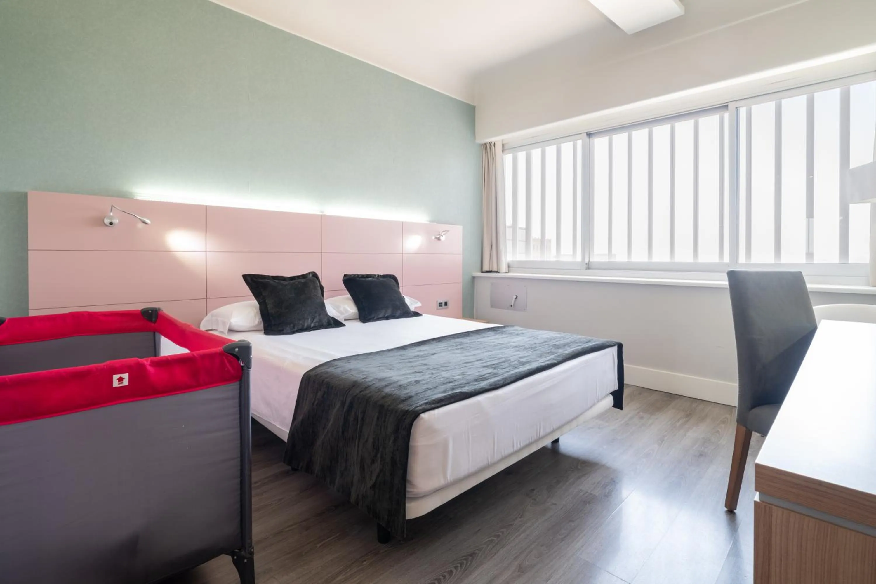 cot, Bed in Hotel Chamartin The One